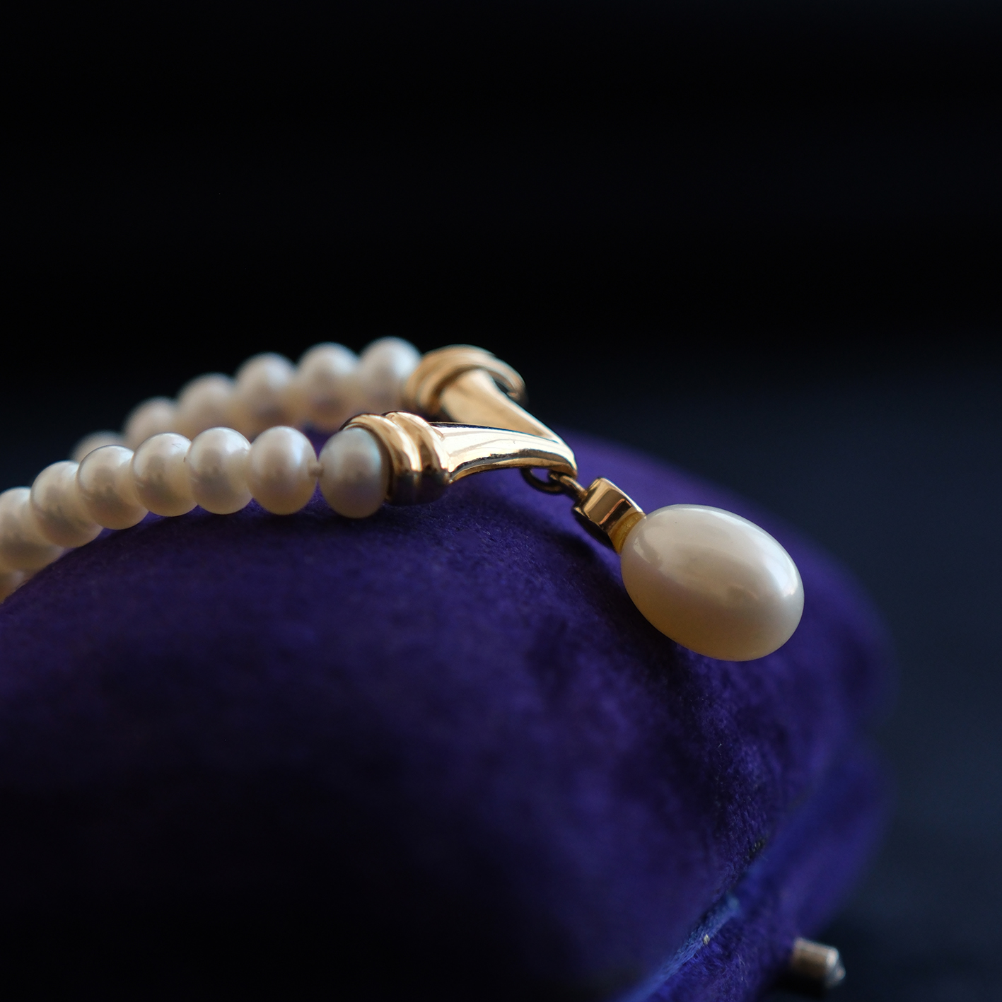 Kultivuotų perlų vėrinys puoštas auksu ir deimantu