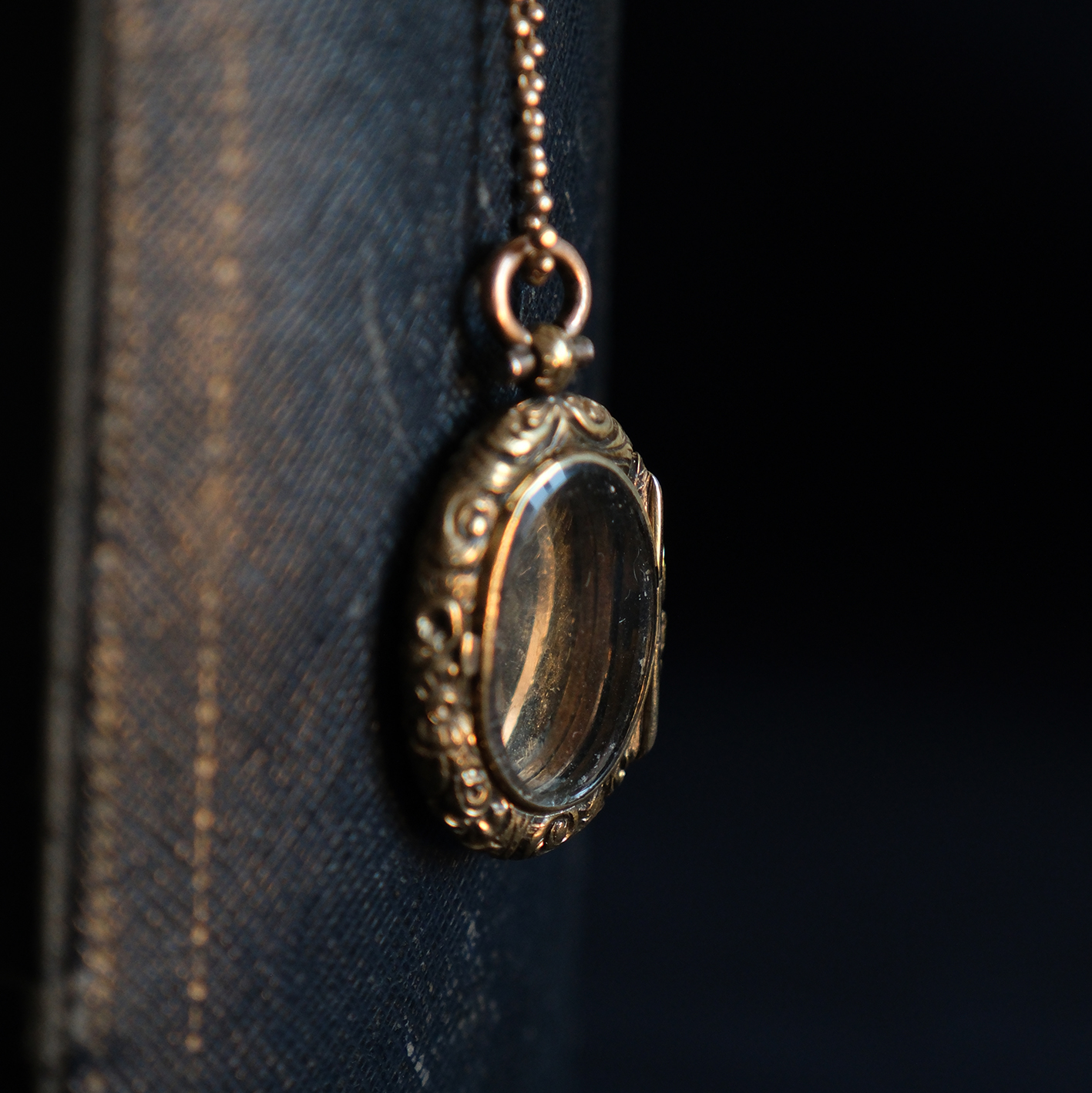 Geltono aukso atsidarantis pakabukas