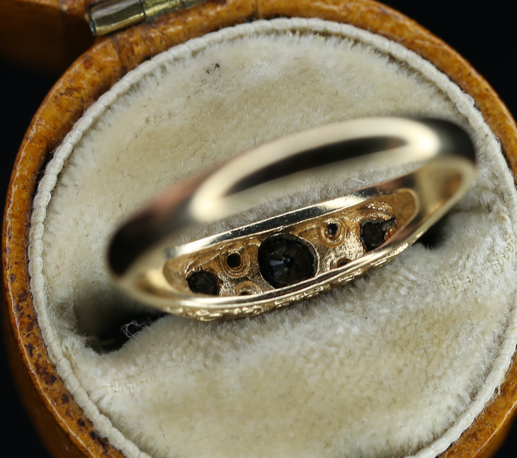 Geltono aukso žiedas su safyrais