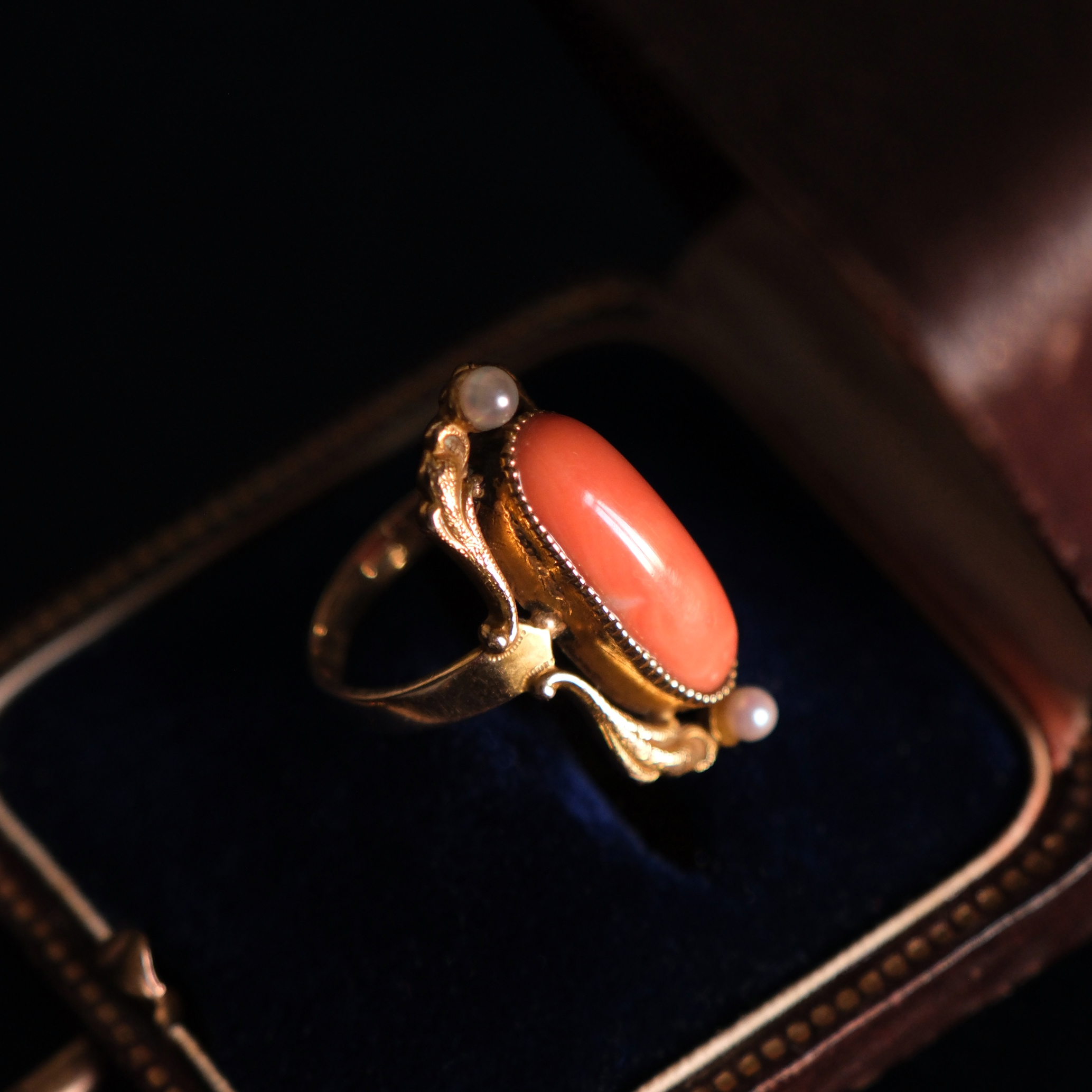 Geltono aukso žiedas su koralo ir perlų kabašonais