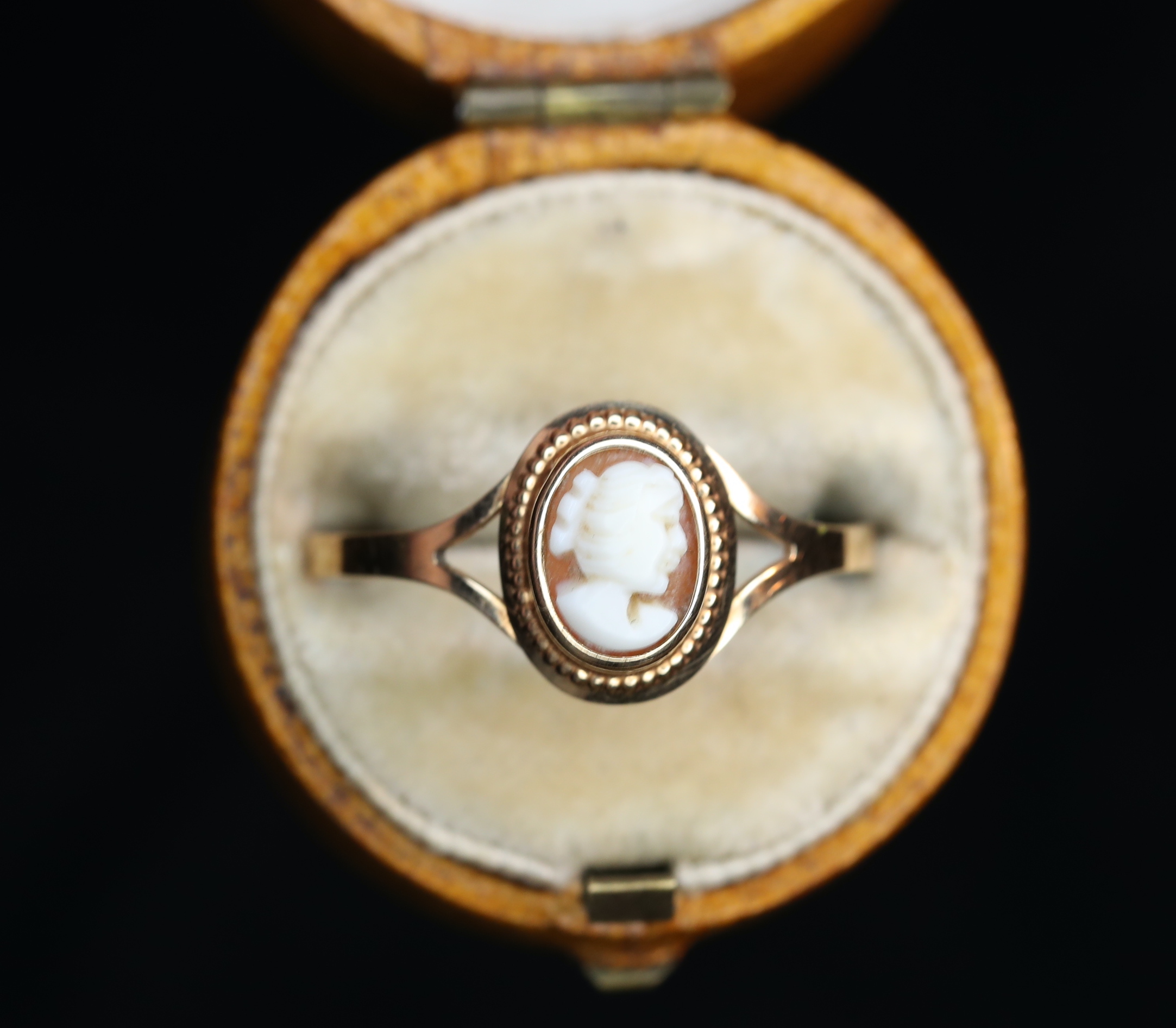 Geltono aukso žiedas su koraline kamėja