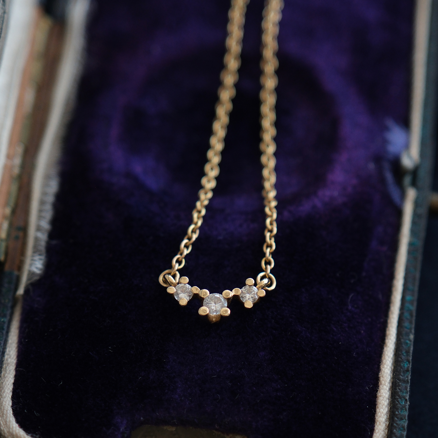 Geltono aukso kolje su deimantais