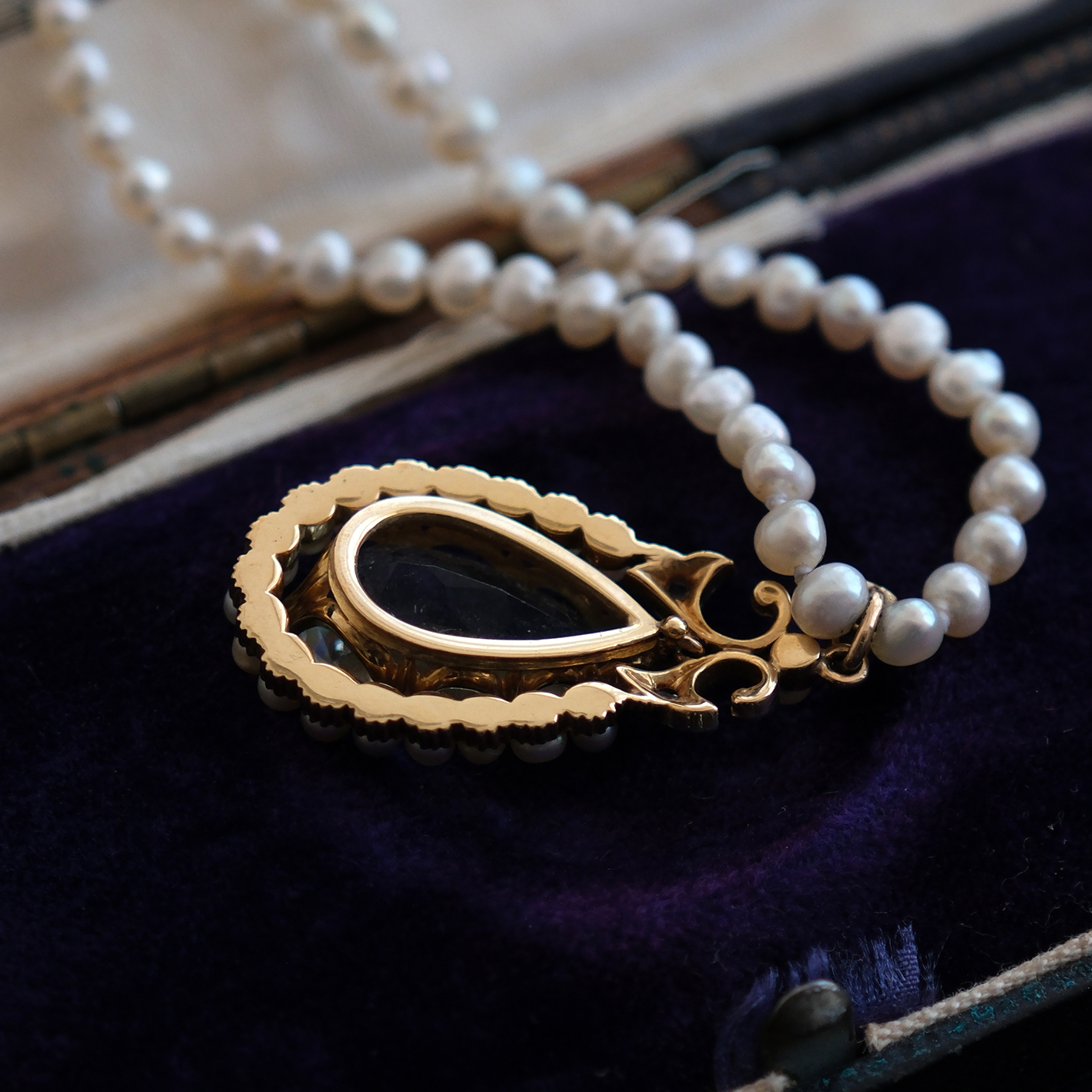 Platina puoštas geltono aukso koljė su akvamarinu ir deimantais