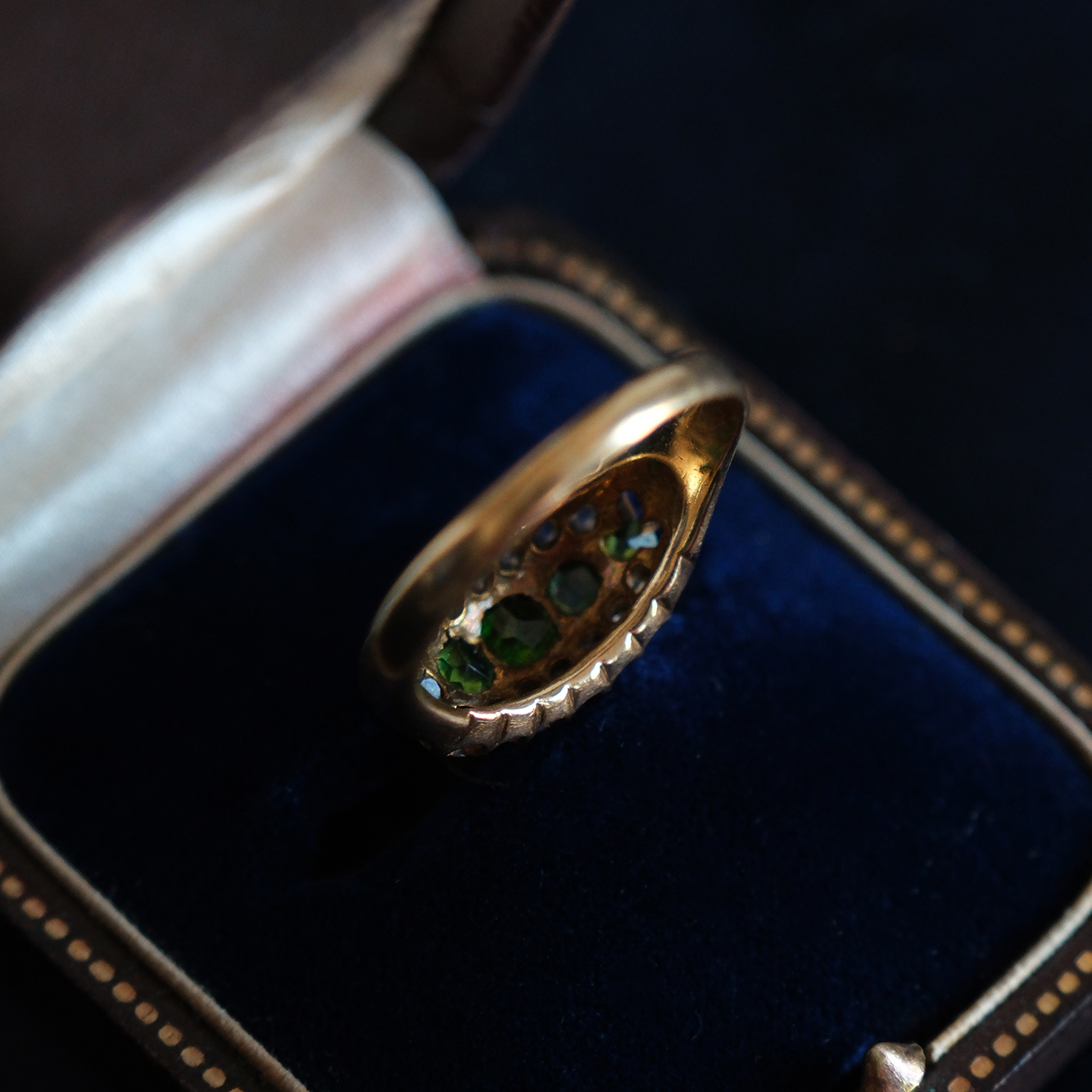 Geltono aukso žiedas su deimantais ir demantoidais