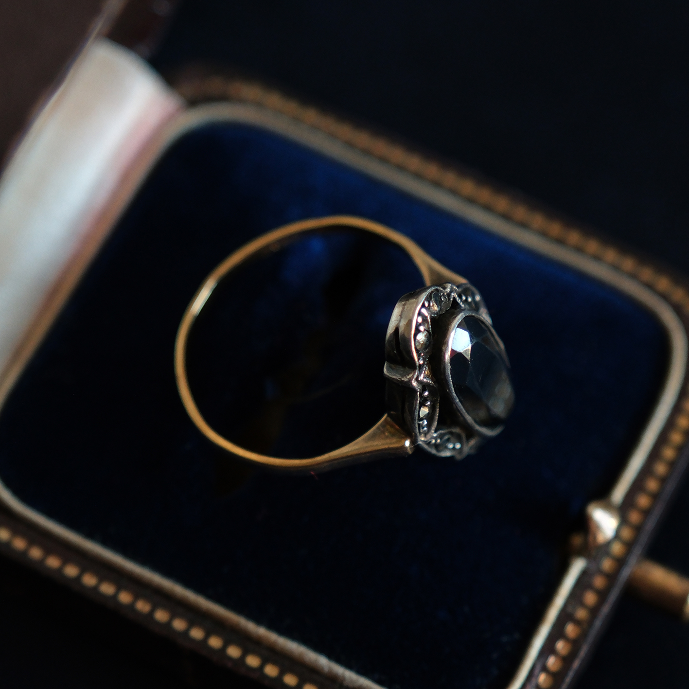 Geltono aukso ir sidabro žiedas su markazitais