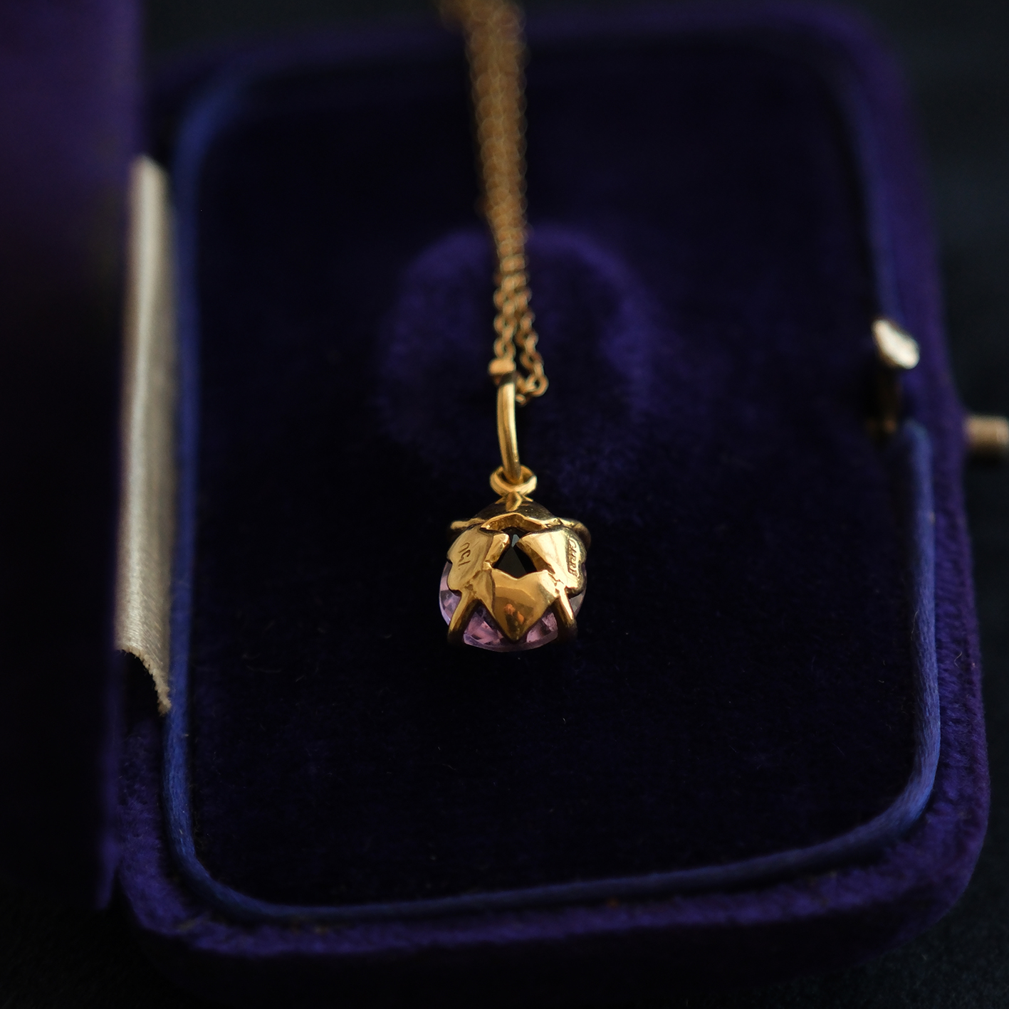 Geltono aukso Carre pakabukas su ametistu