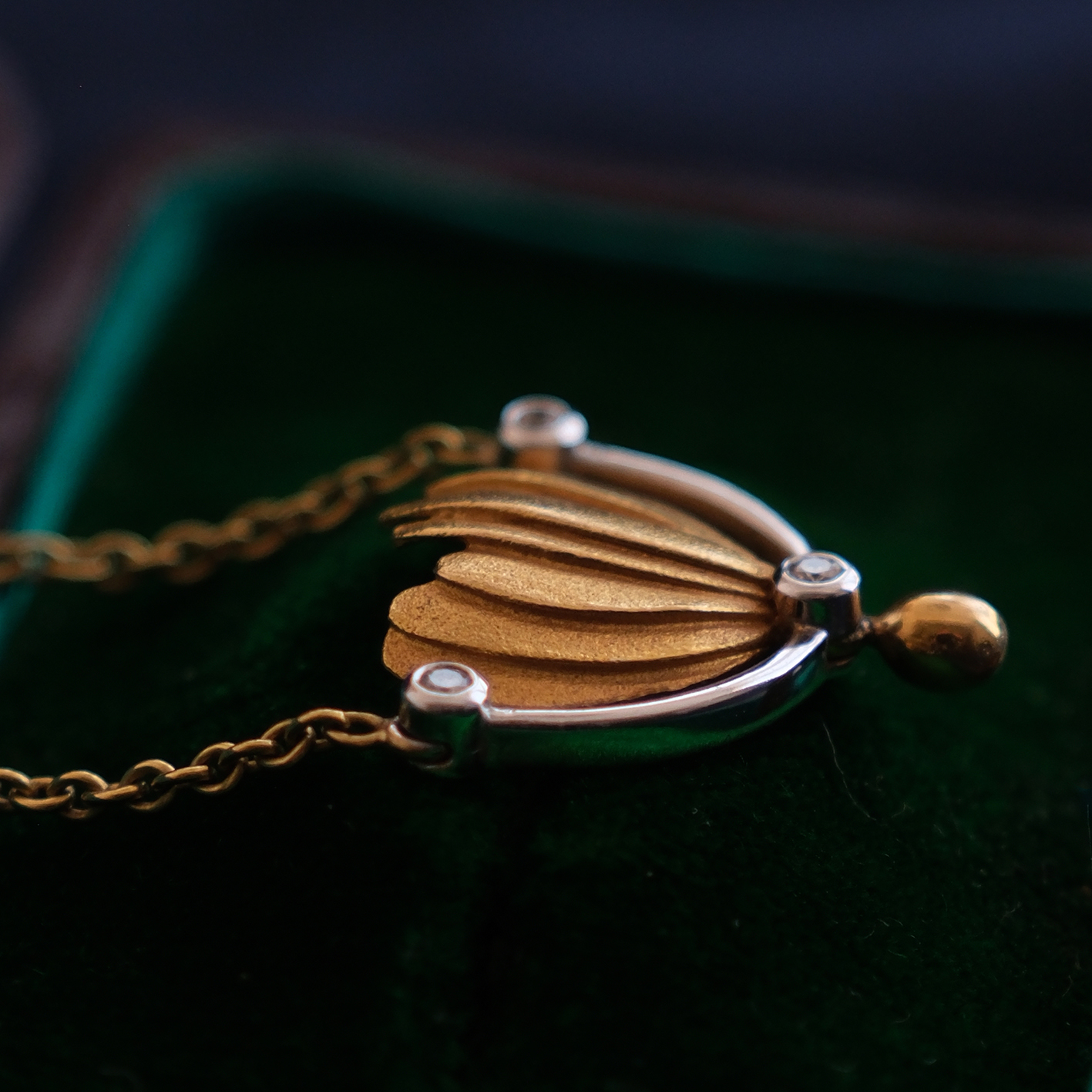 SOLD Geltono ir balto aukso pakabukas su deimantais