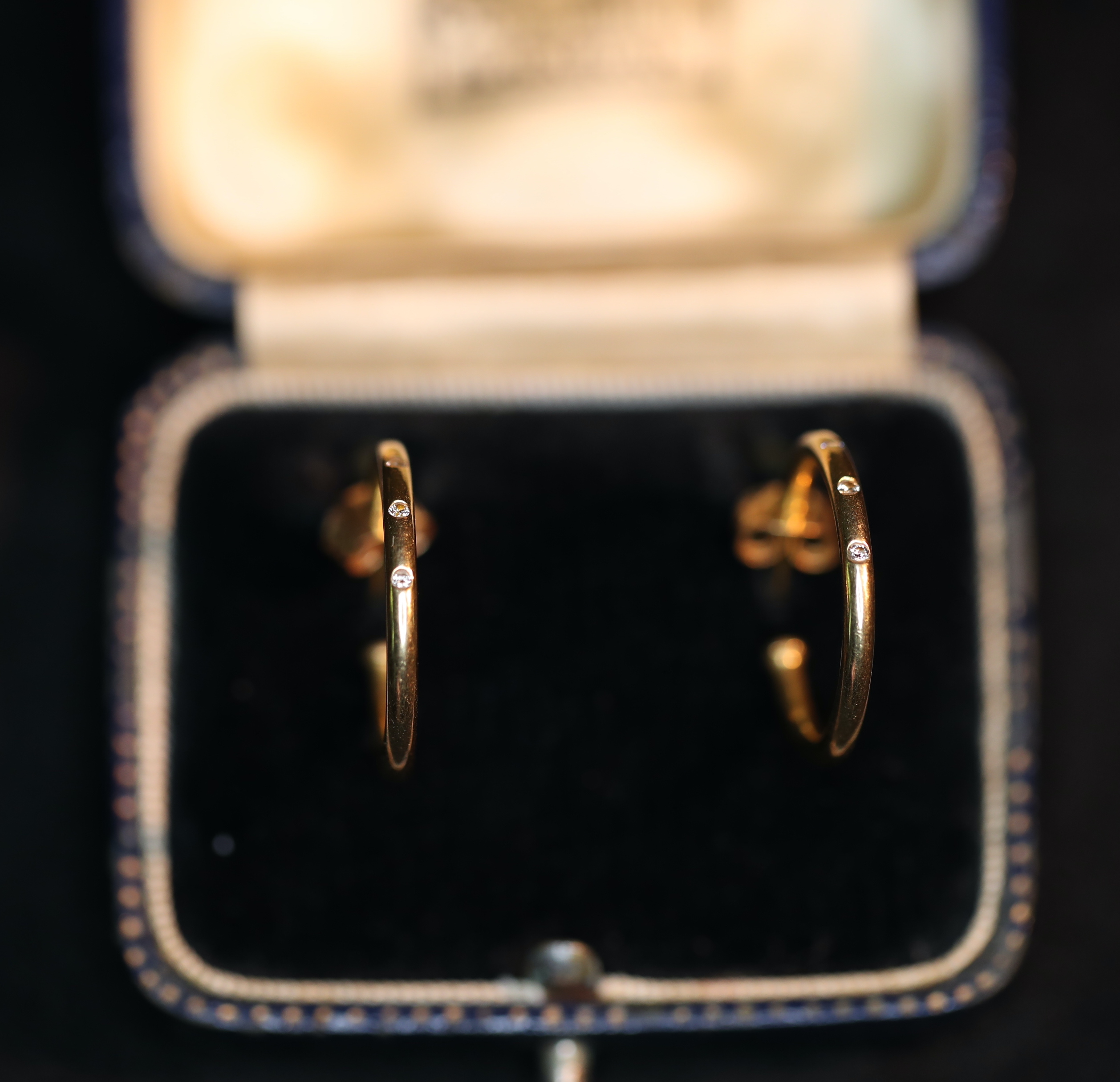 Auksiniai auskarai su deimantais