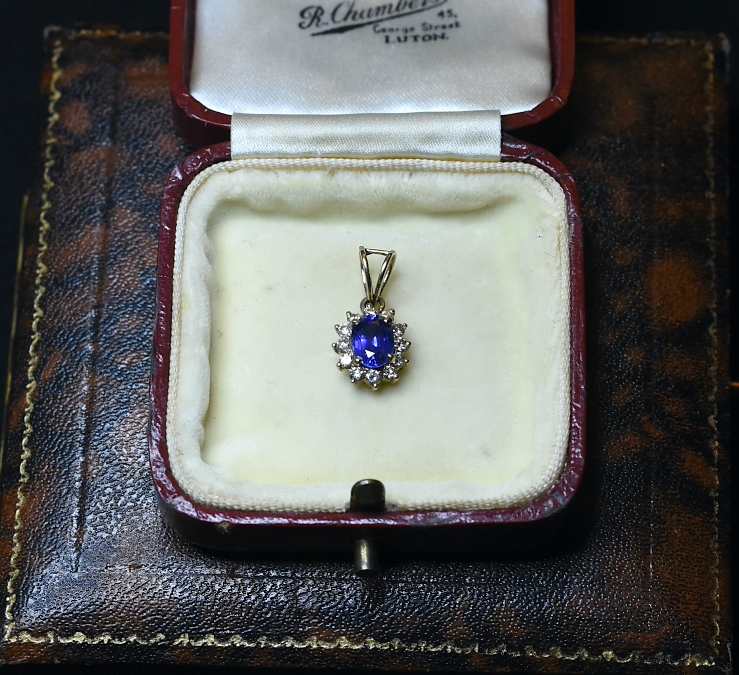 Pakabukas su Ceilono safyru ir deimantais