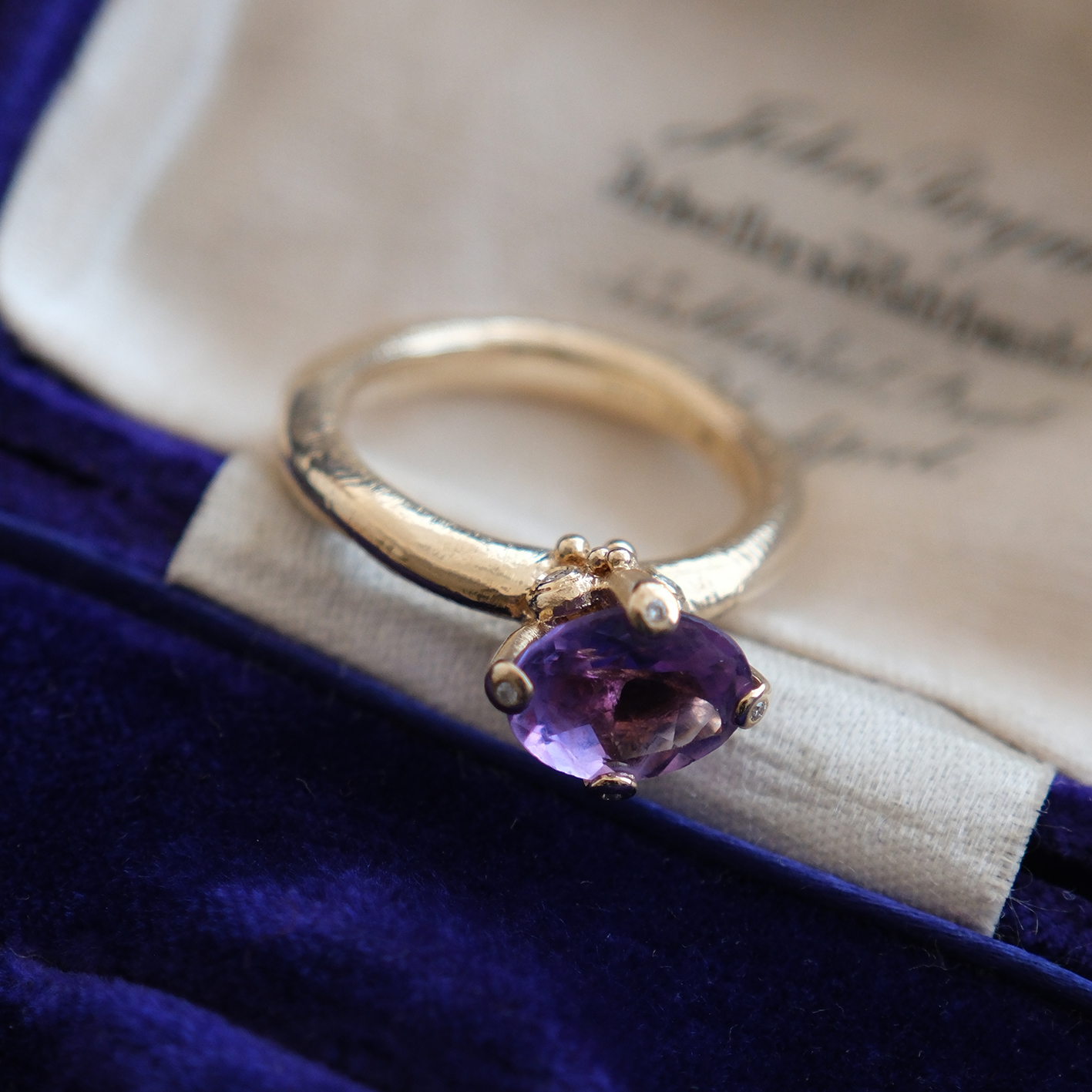 Geltono aukso žiedas su ametistu ir deimantais