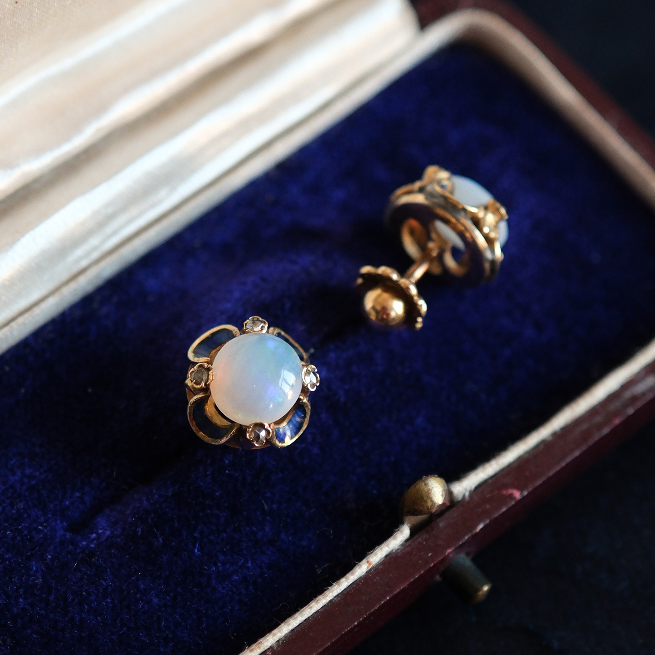 Geltono aukso auskarai su opalais ir deimantais