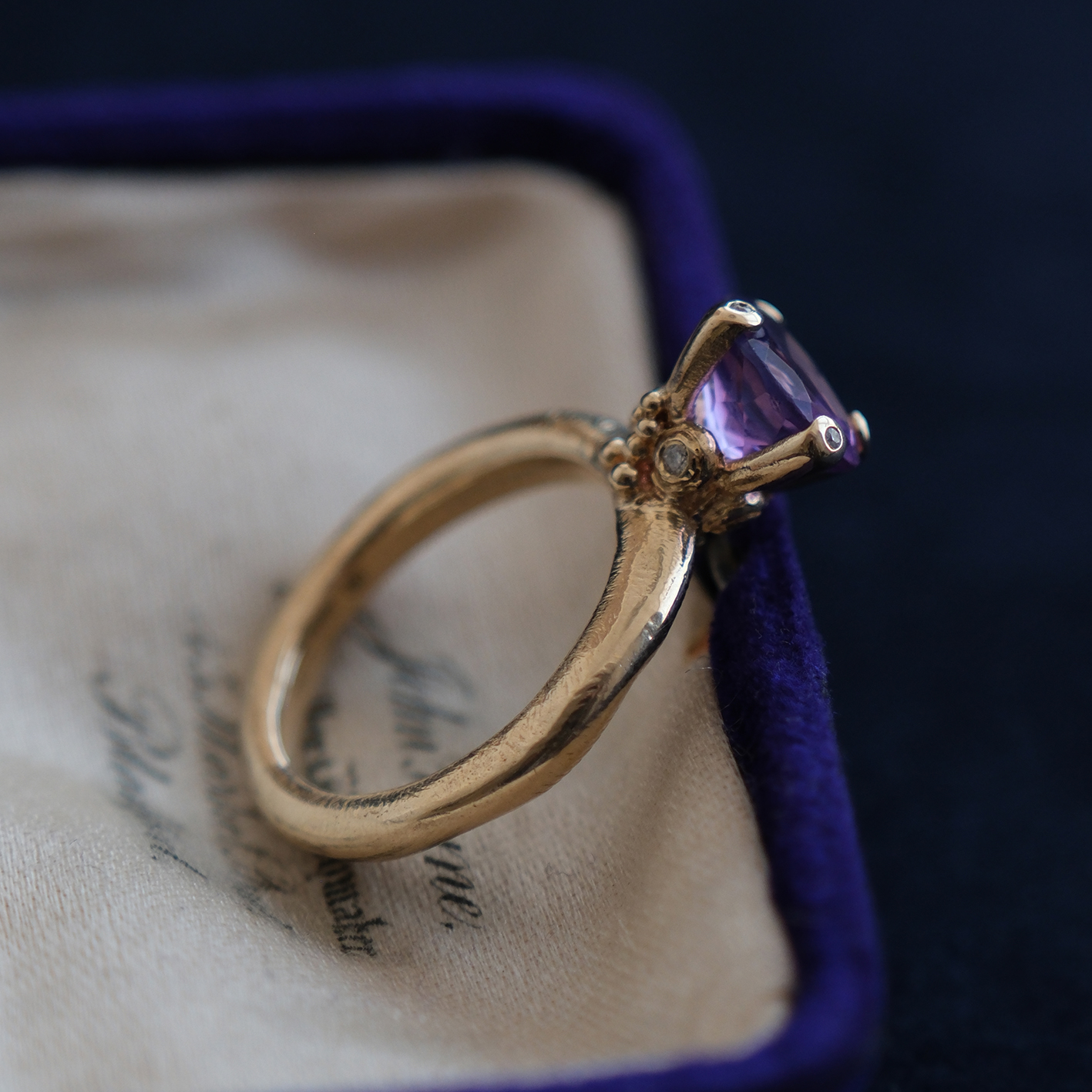 Geltono aukso žiedas su ametistu ir deimantais