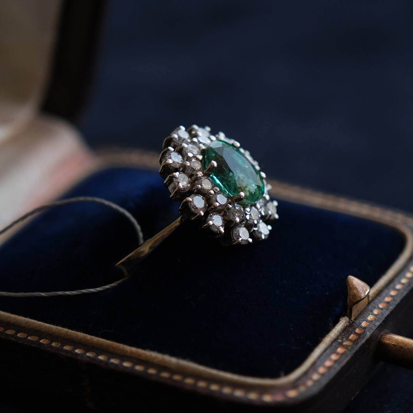 Balto aukso žiedas su smaragdu ir deimantais