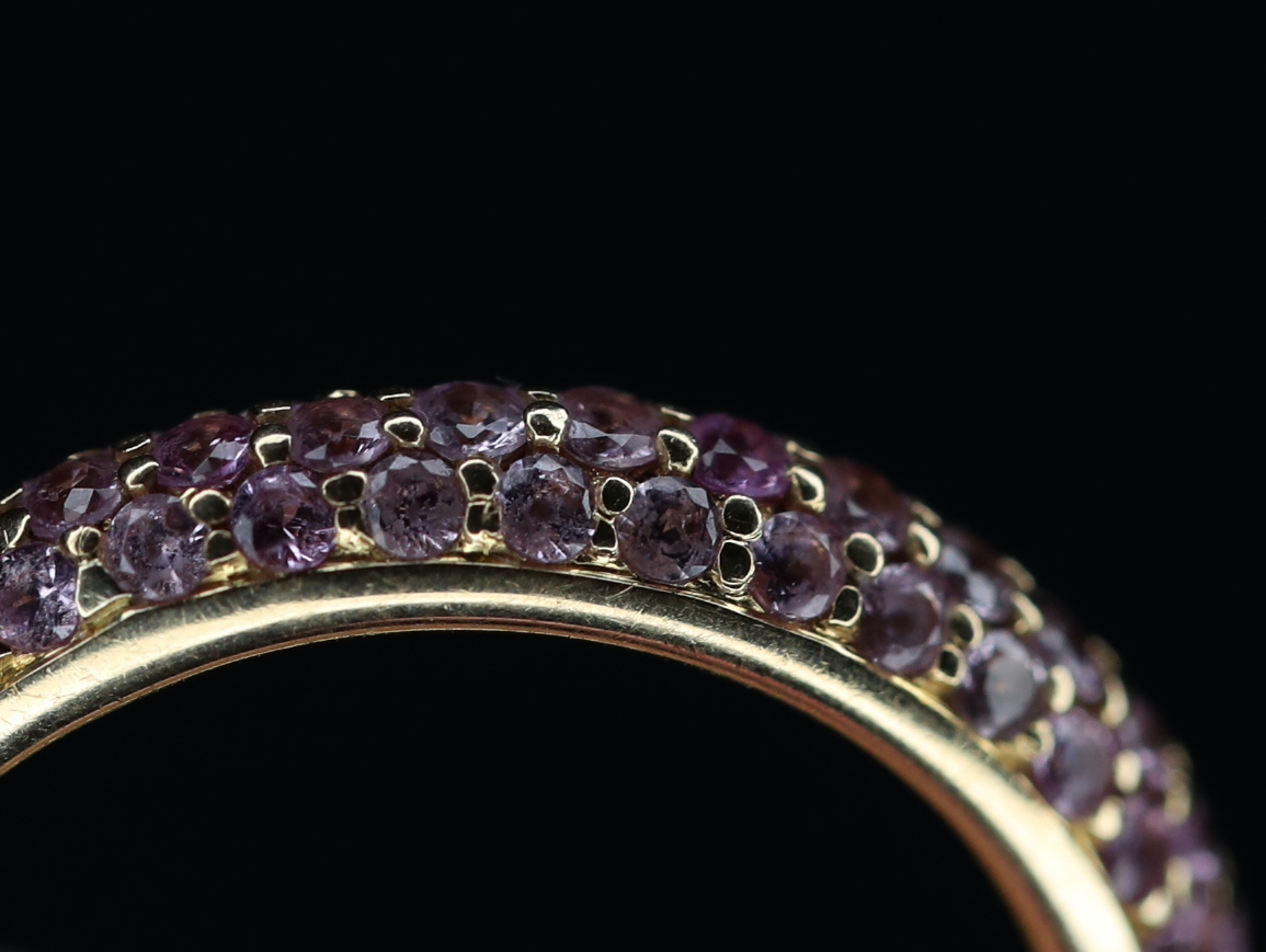 Geltono aukso žiedas su rožiniais safyrais