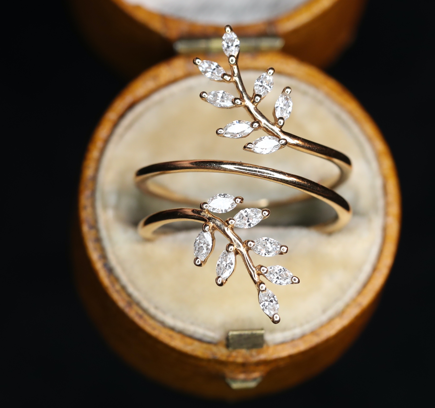 Rožinio aukso žiedas su deimantais