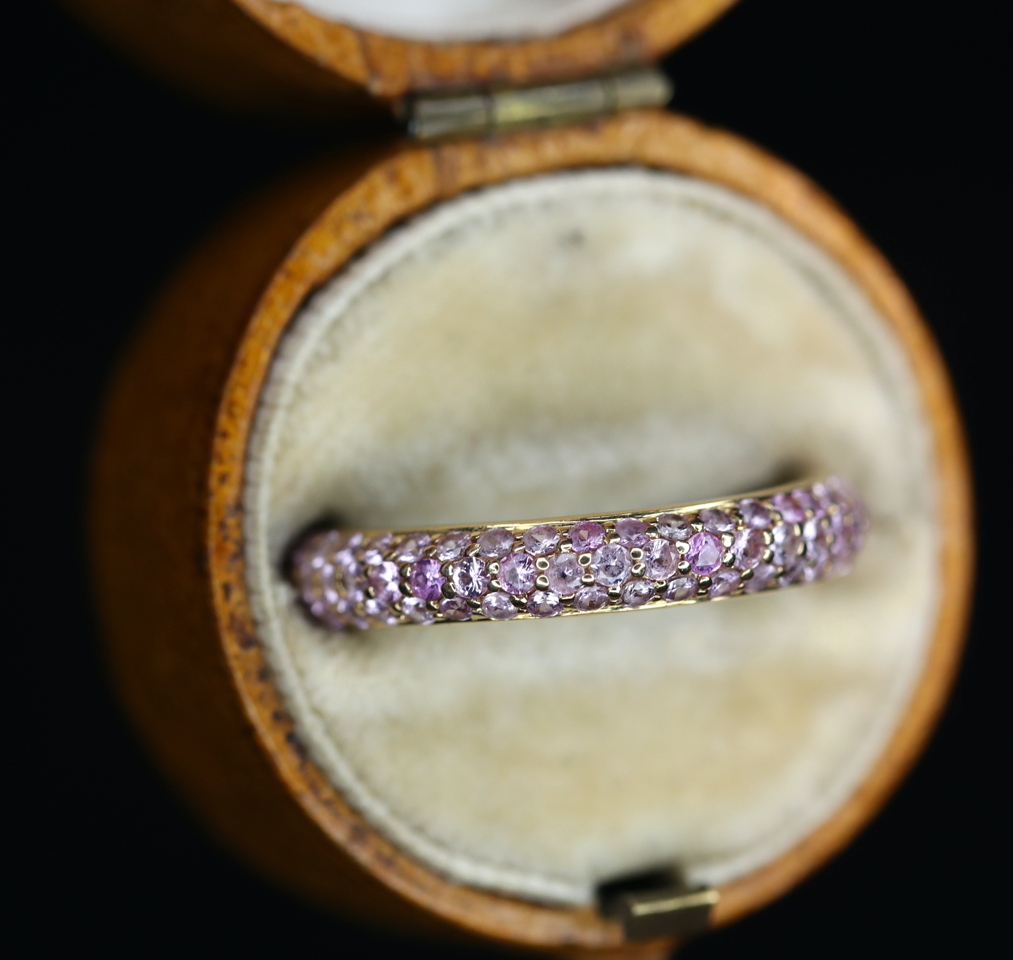 Geltono aukso žiedas su rožiniais safyrais