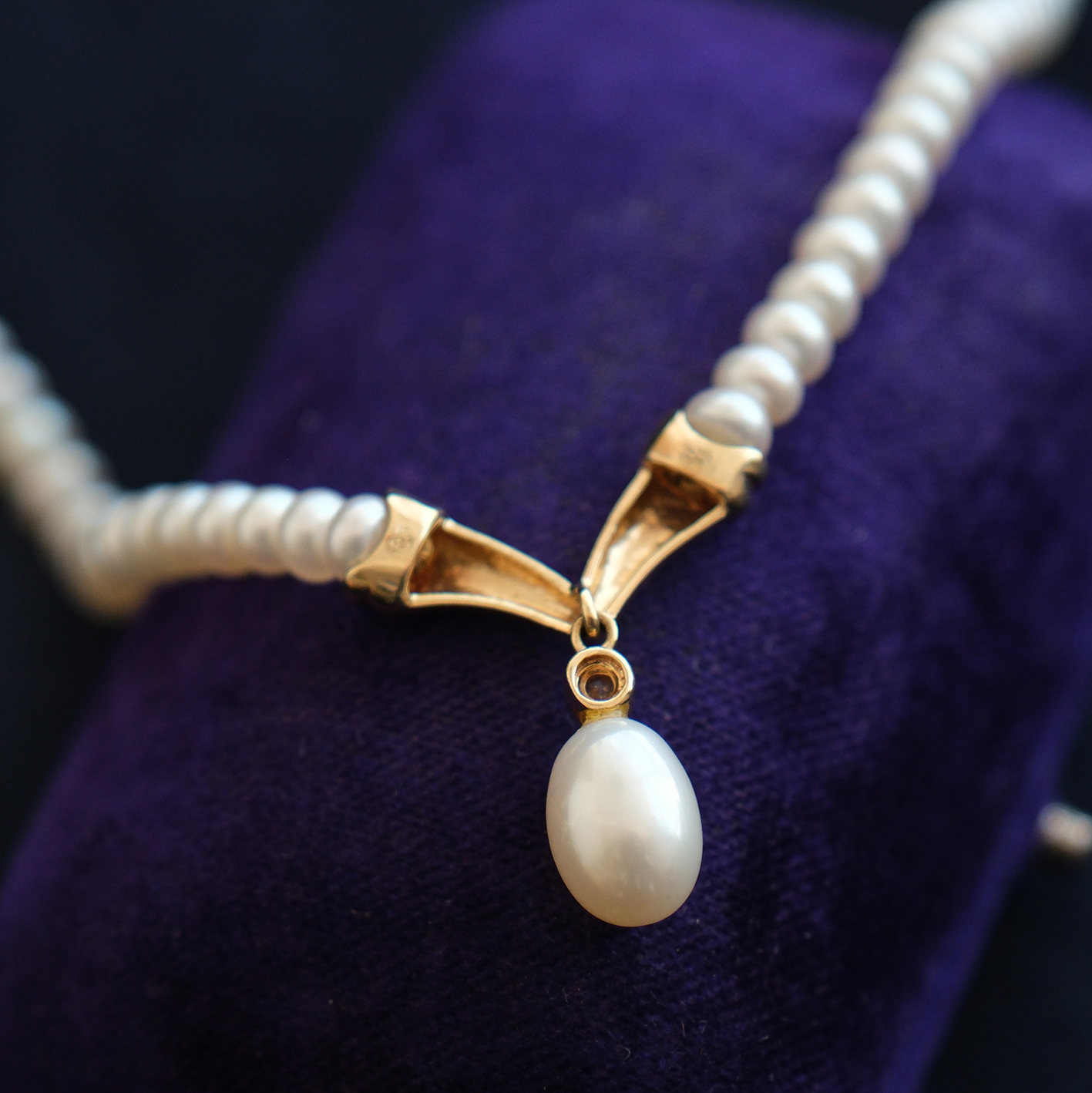 Kultivuotų perlų vėrinys puoštas auksu ir deimantu