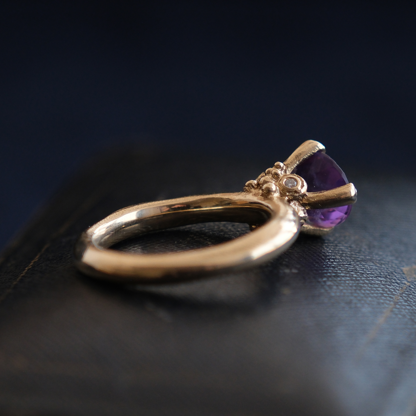 Geltono aukso žiedas su ametistu ir deimantais