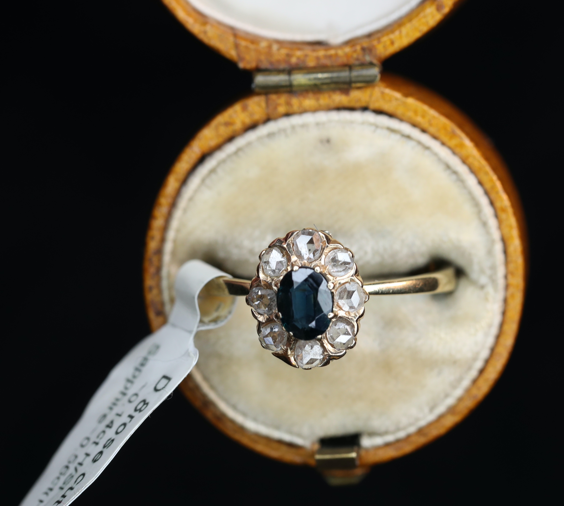 Geltono aukso žiedas su rožės šlifo deimantais ir safyru