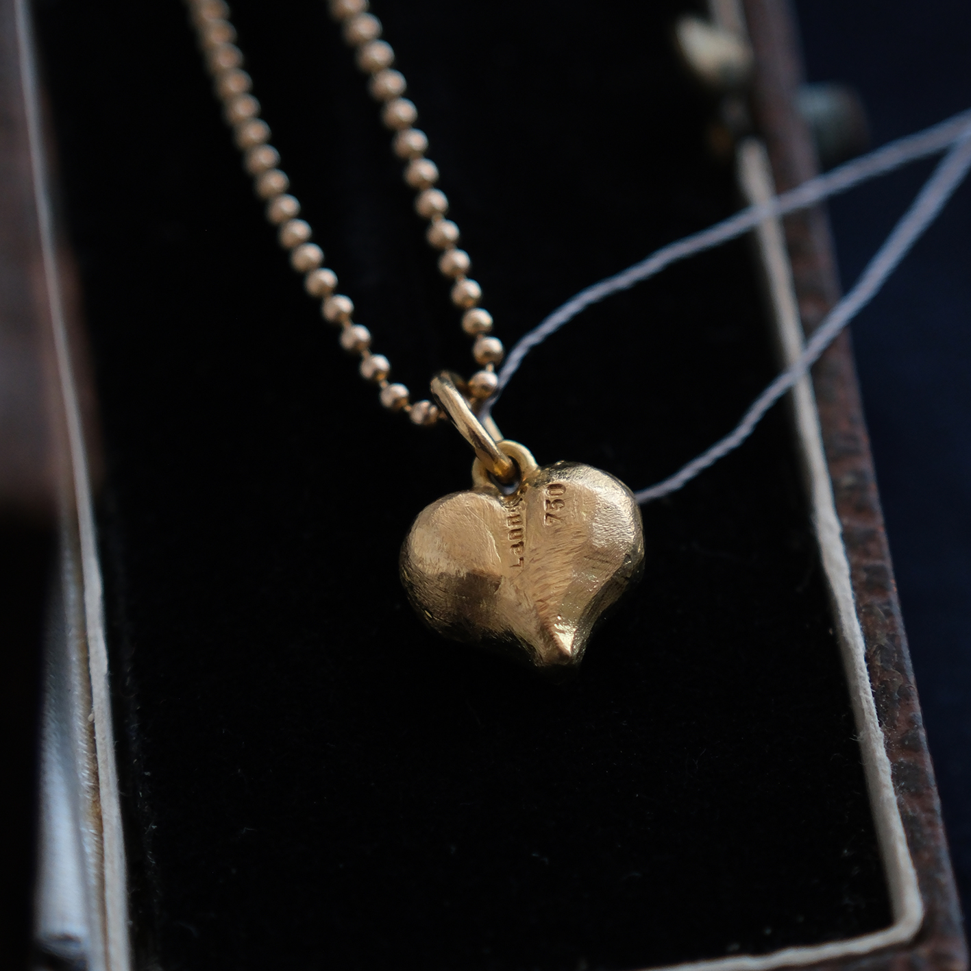 Geltono aukso pakabukas su deimantu