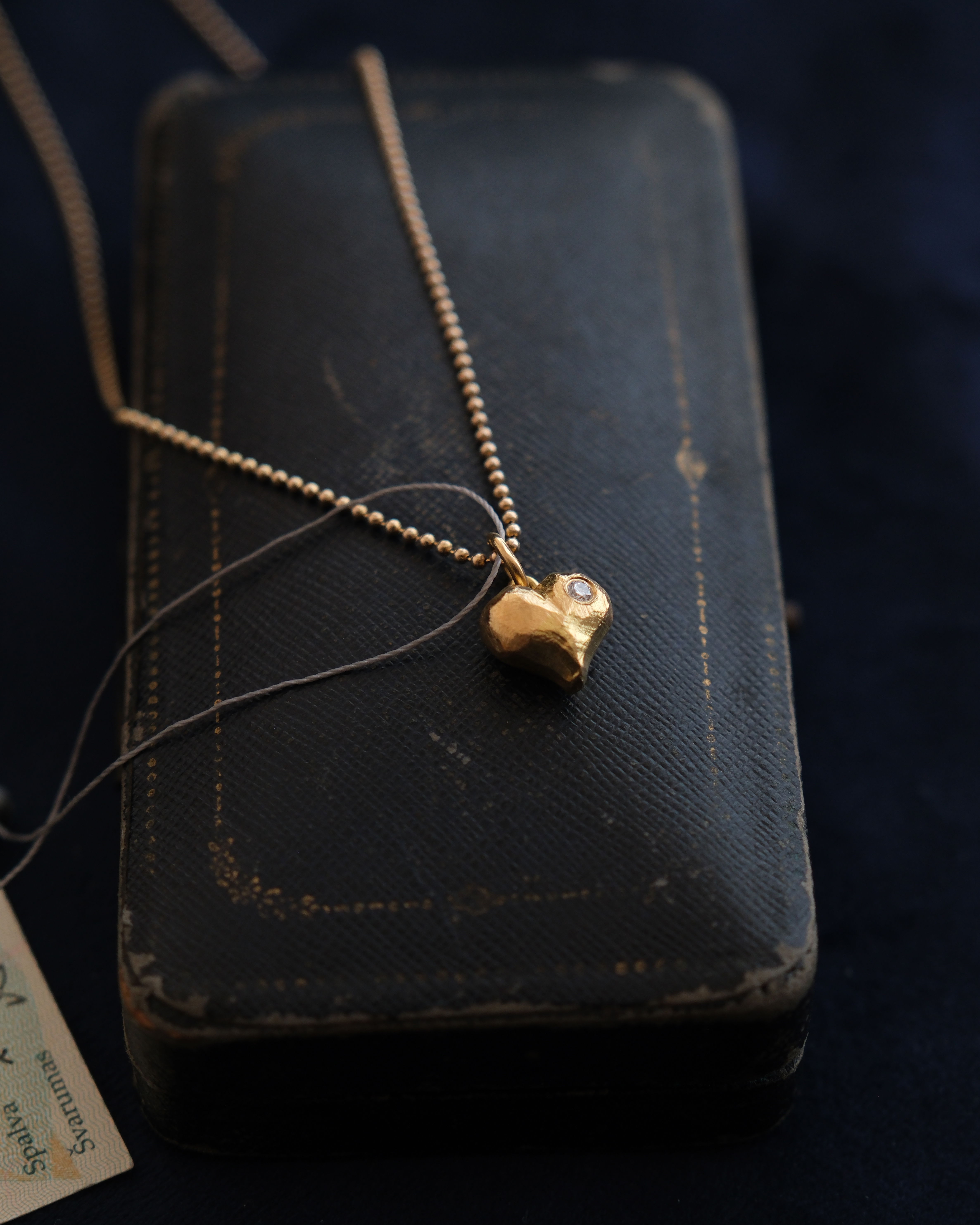 Geltono aukso pakabukas su deimantu