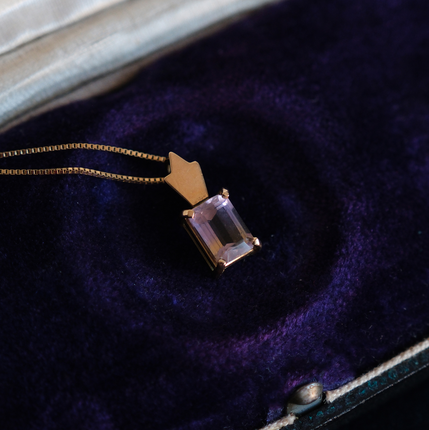 Geltono aukso pakabukas su ametrinu