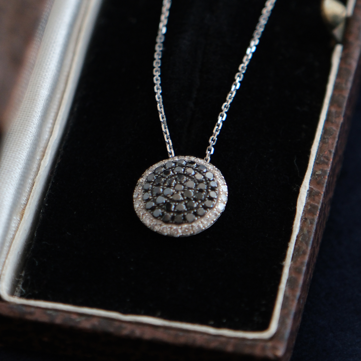 Balto aukso pakabukas su baltais ir juodais deimantais