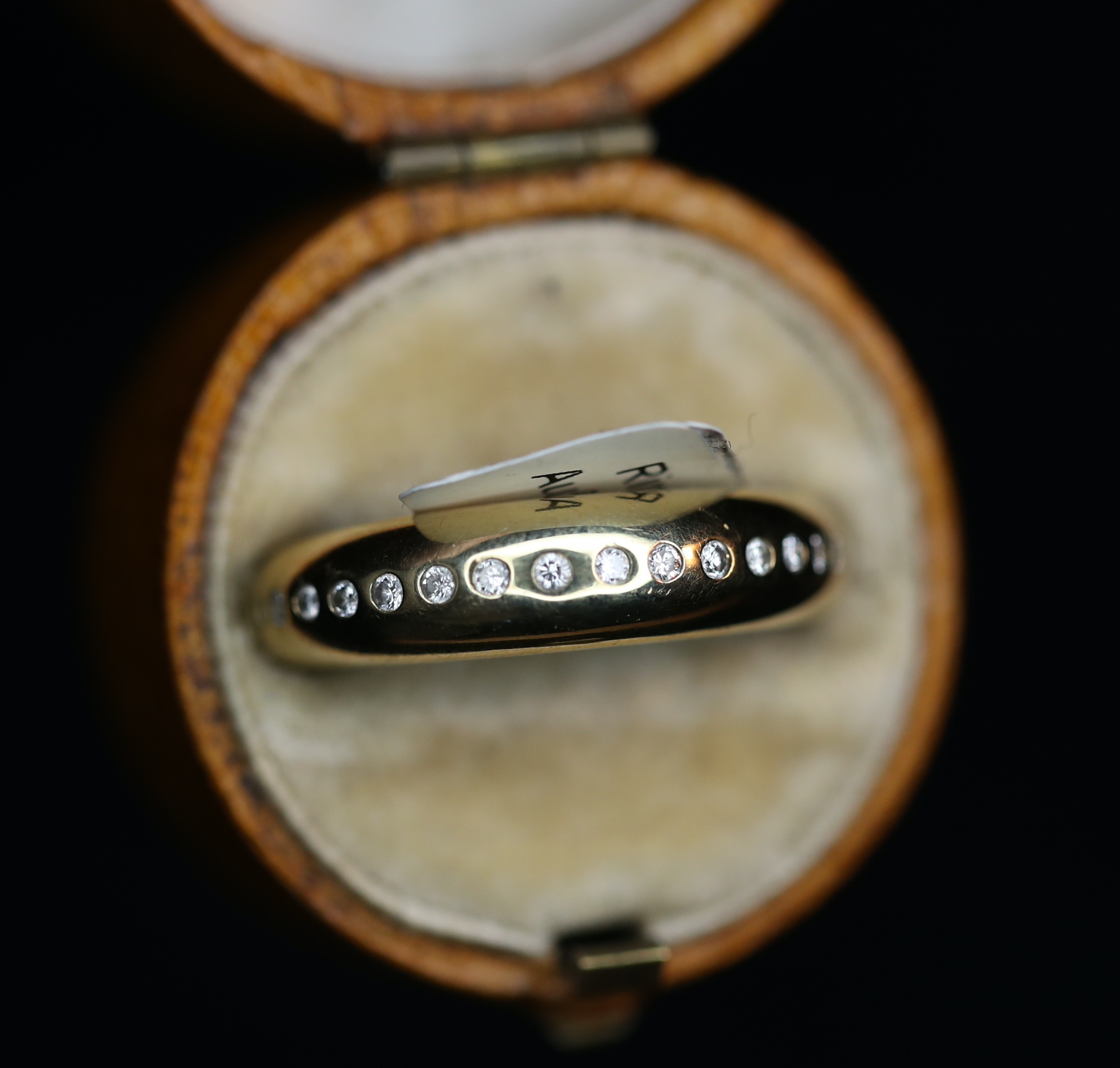 Geltono aukso žiedas su deimantais