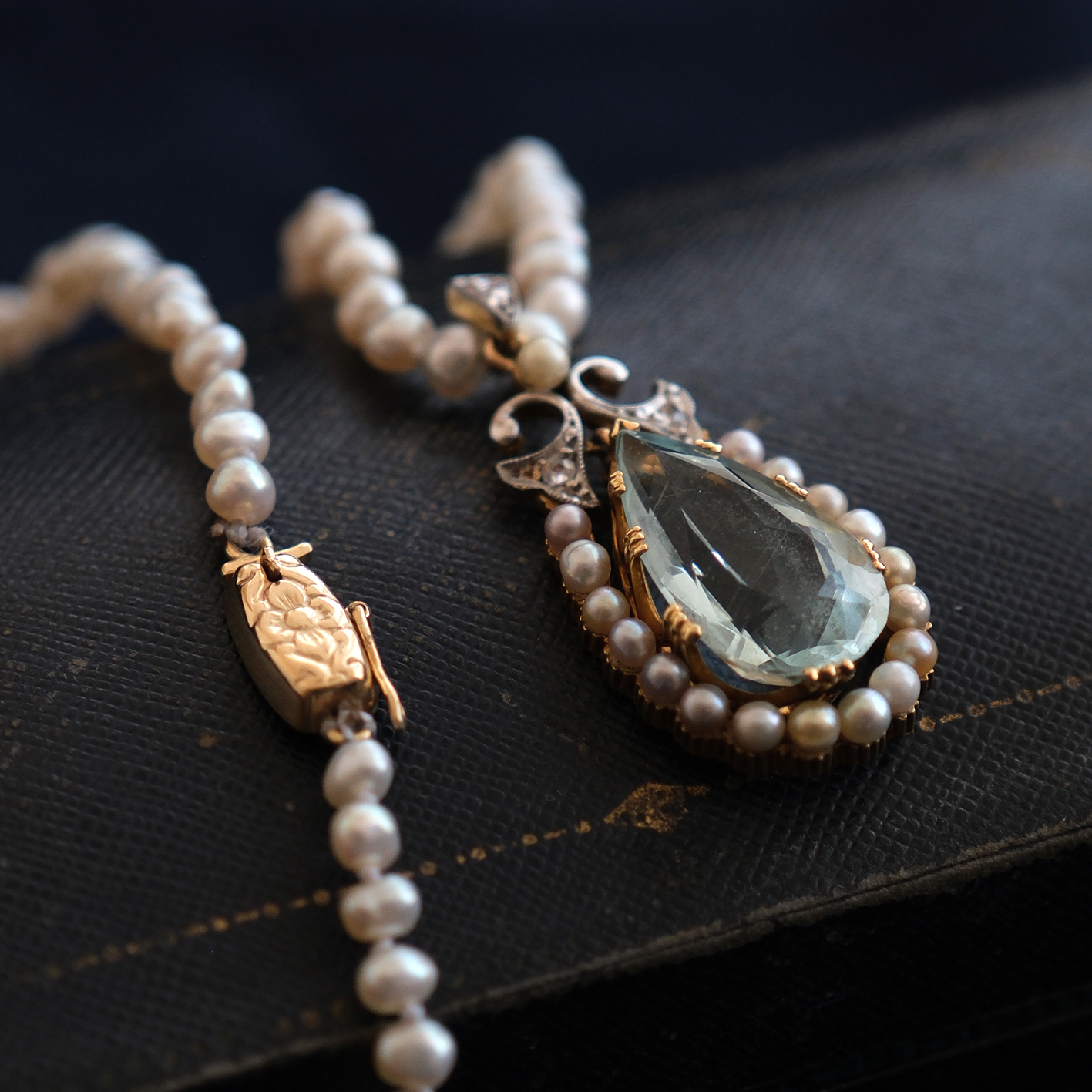 Platina puoštas geltono aukso koljė su akvamarinu ir deimantais