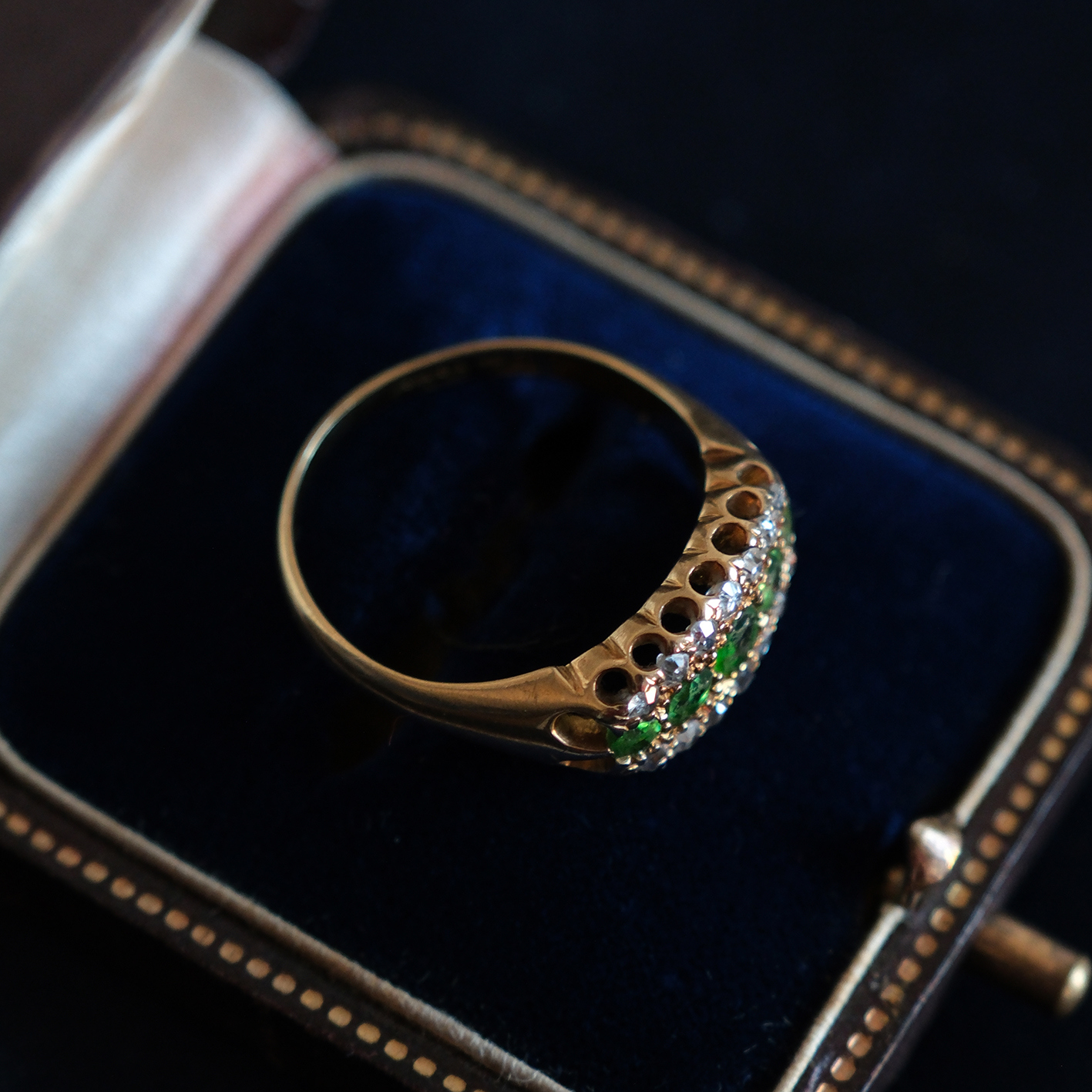 Geltono aukso žiedas su deimantais ir demantoidais