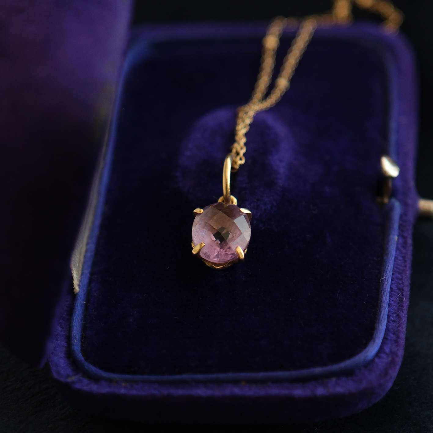 Geltono aukso Carre pakabukas su ametistu