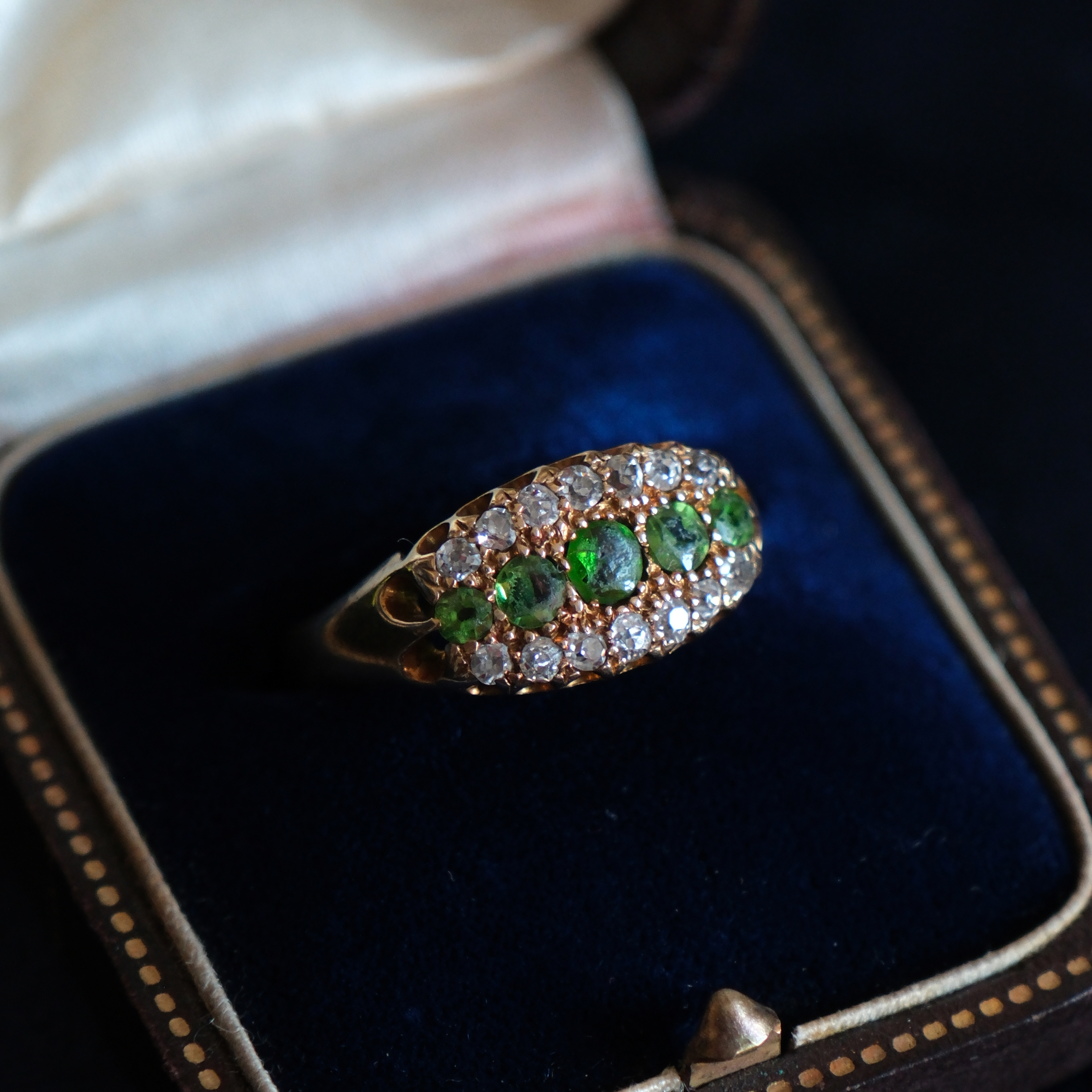 Geltono aukso žiedas su deimantais ir demantoidais