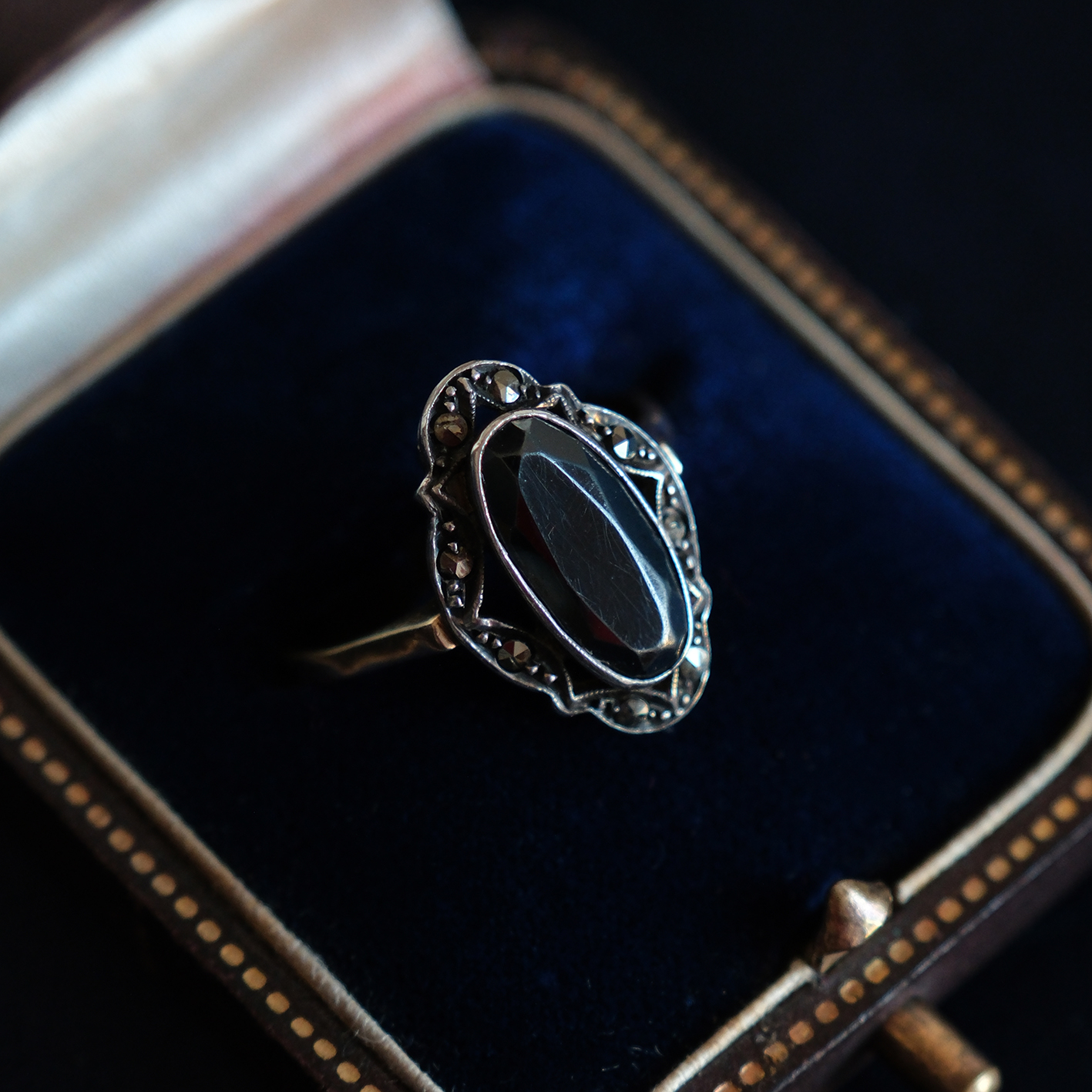 Geltono aukso ir sidabro žiedas su markazitais