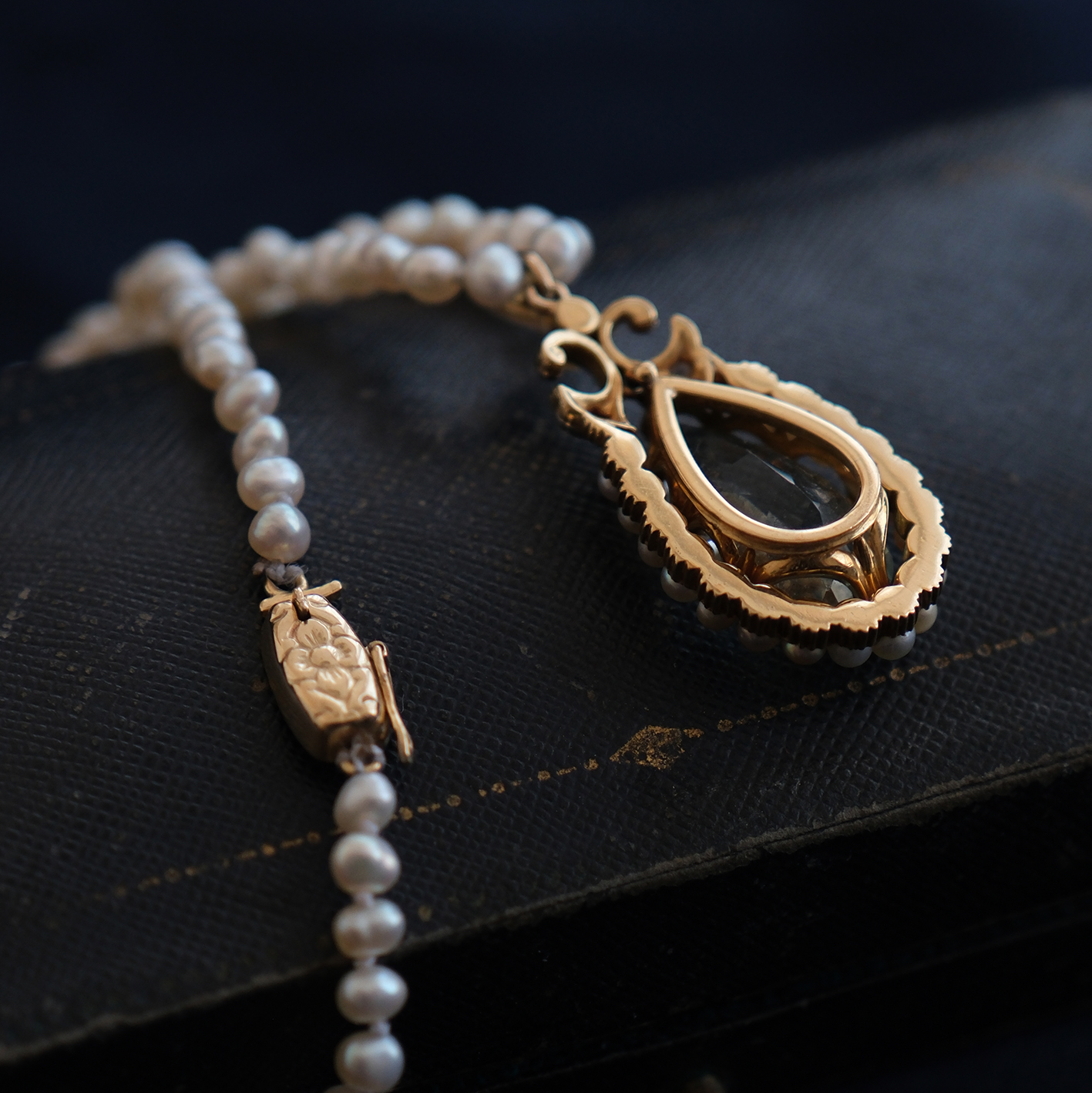 Platina puoštas geltono aukso koljė su akvamarinu ir deimantais