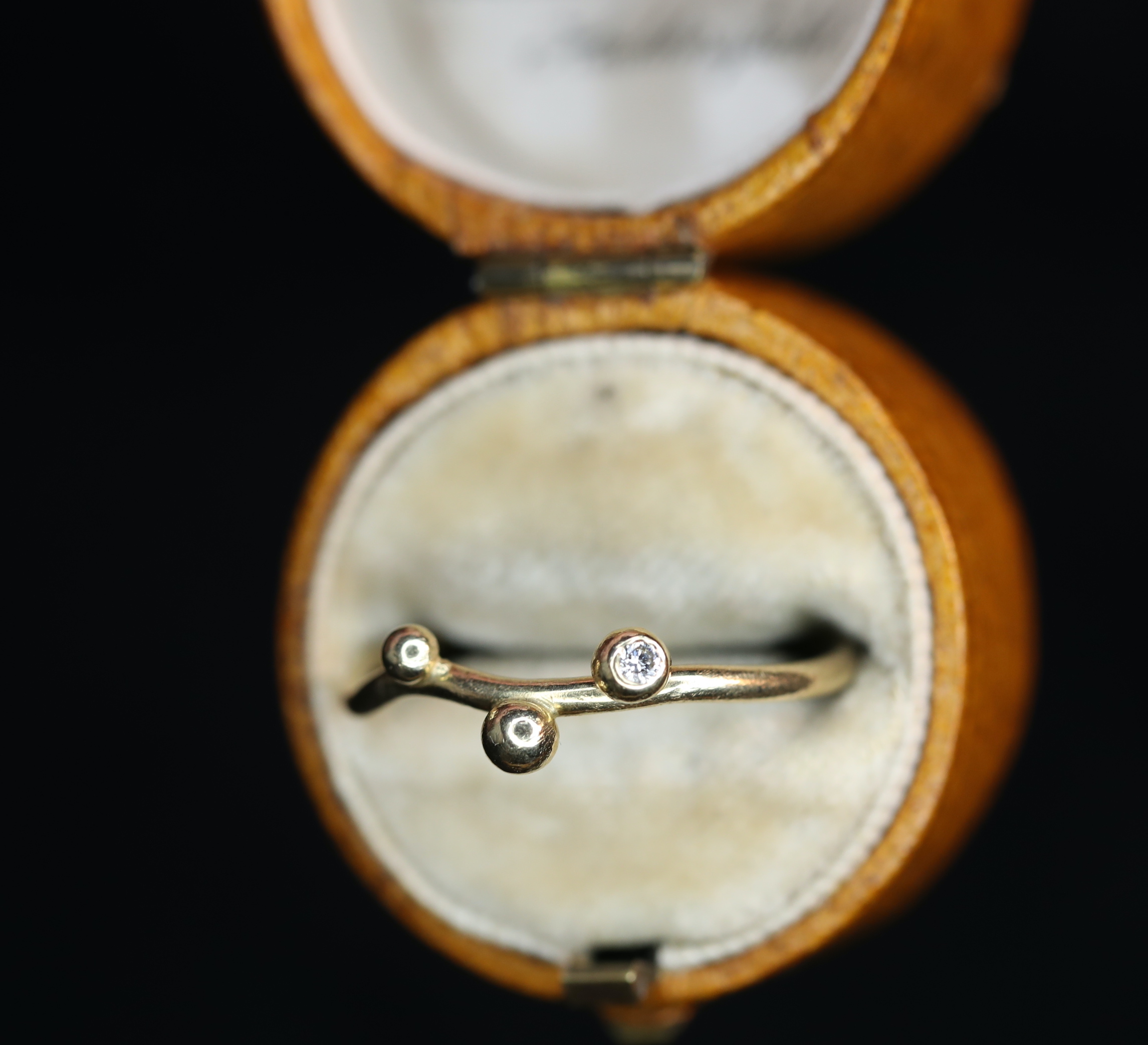 Geltono aukso žiedas su deimantu