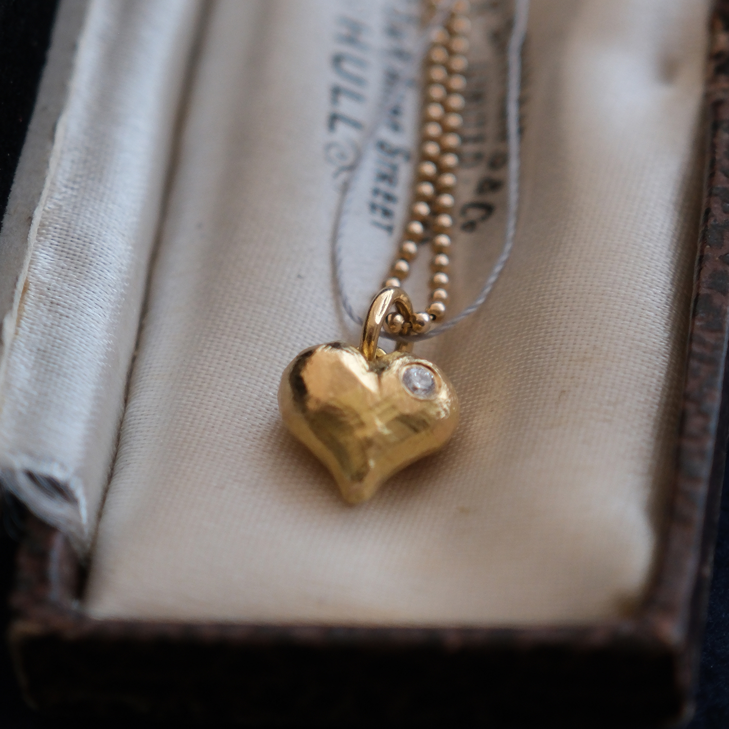 Geltono aukso pakabukas su deimantu