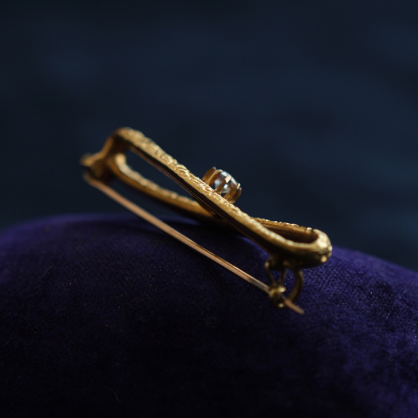 Viktorijos laikų aukso sagė su deimantu