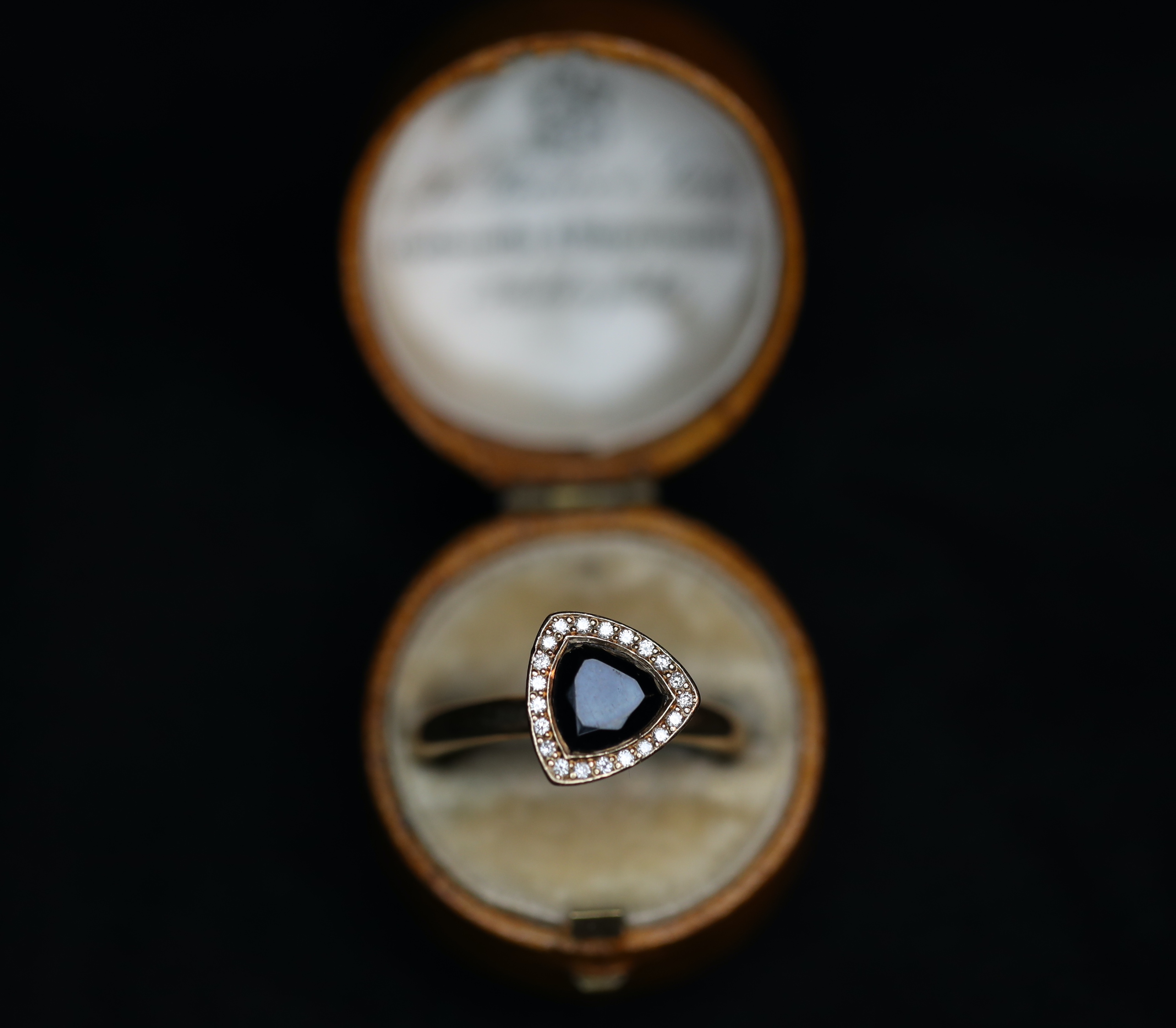 BRON geltono aukso žiedas su deimantais