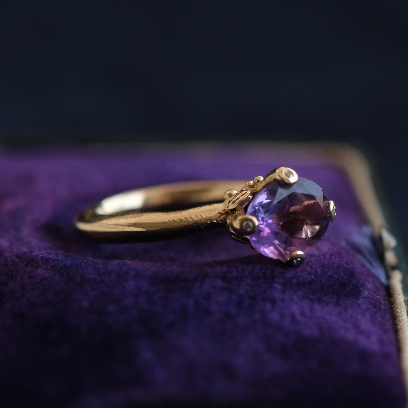 Geltono aukso žiedas su ametistu ir deimantais