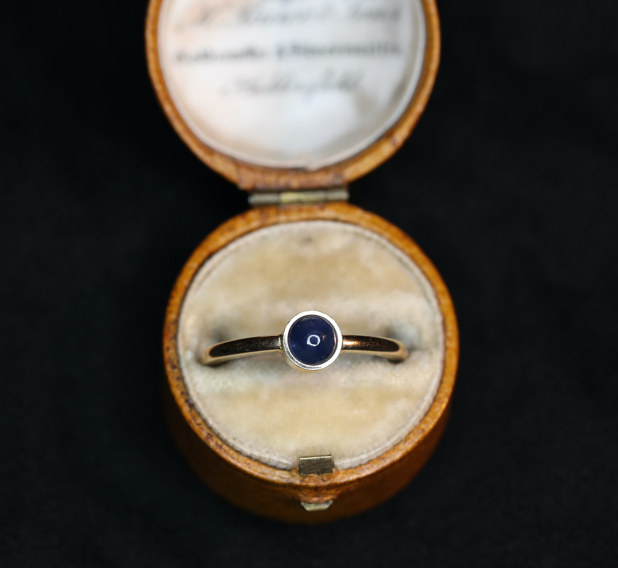 Geltono aukso žiedas su safyro kabašonu