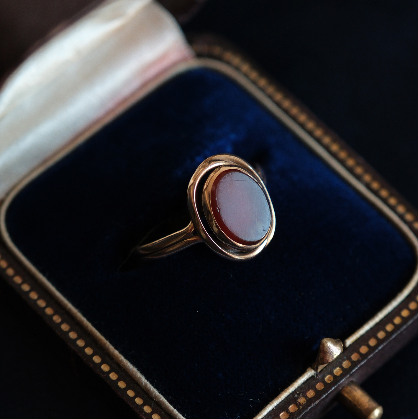 Rausvo aukso žiedas su kvarco plokštele