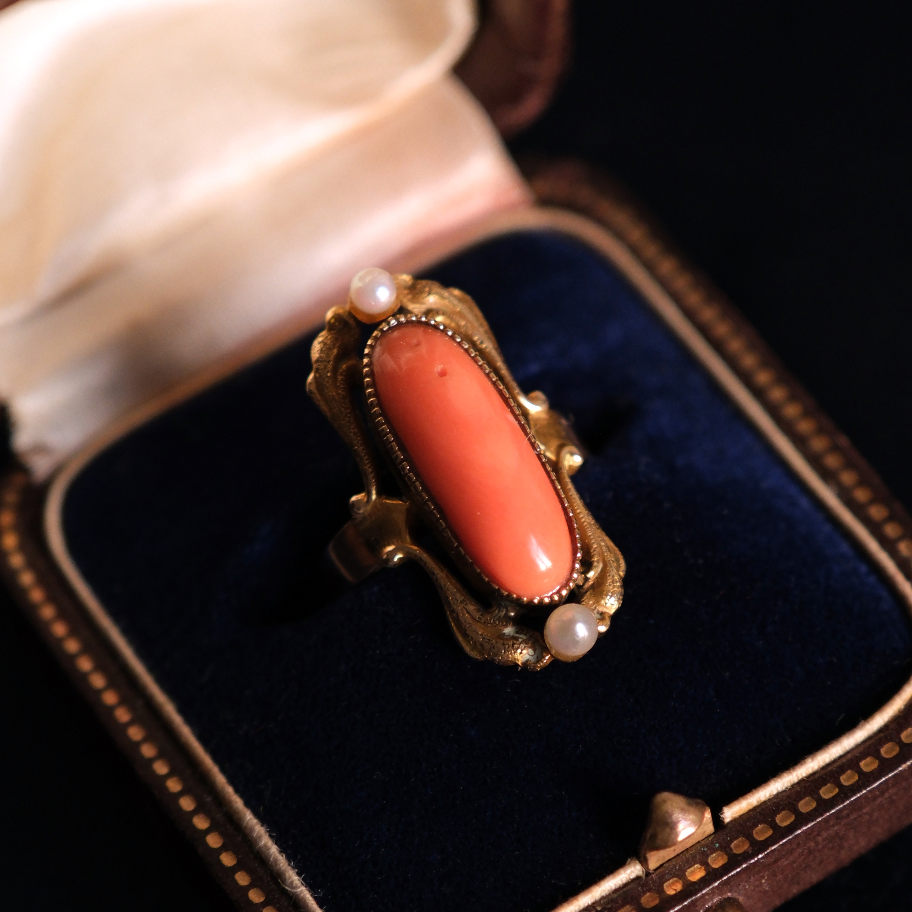 Geltono aukso žiedas su koralo ir perlų kabašonais