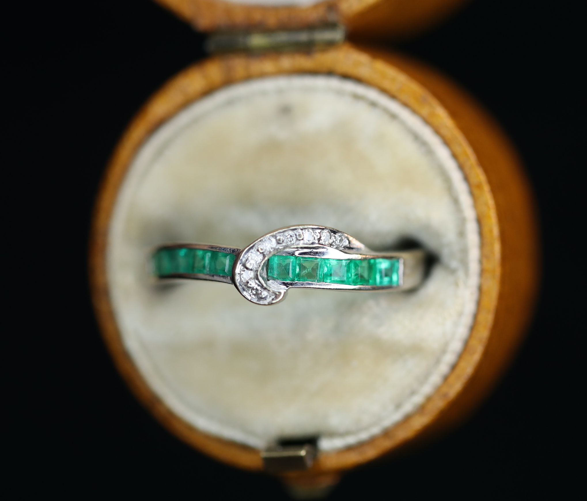 Balto aukso žiedas su smaragdais ir deimantais