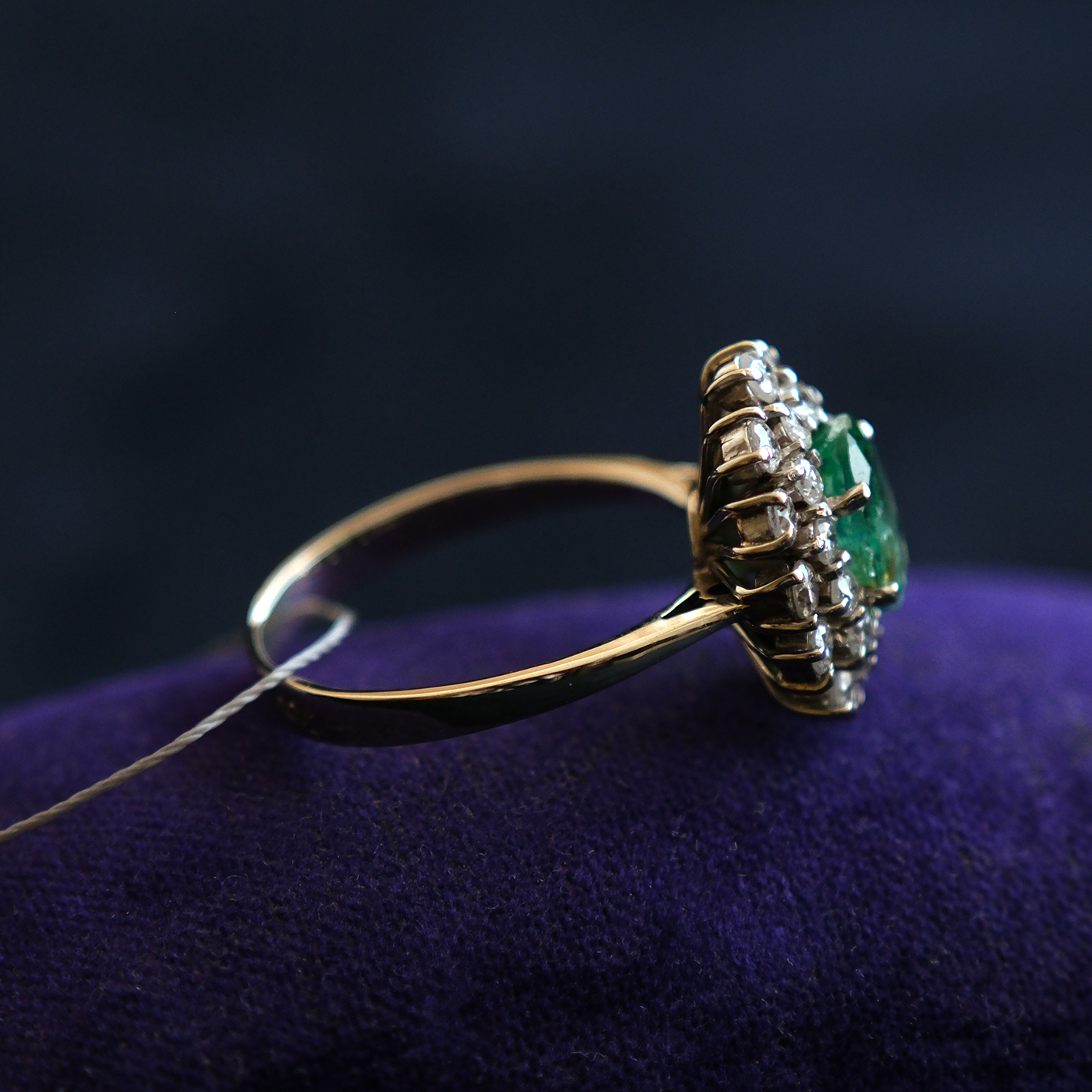 Balto aukso žiedas su smaragdu ir deimantais