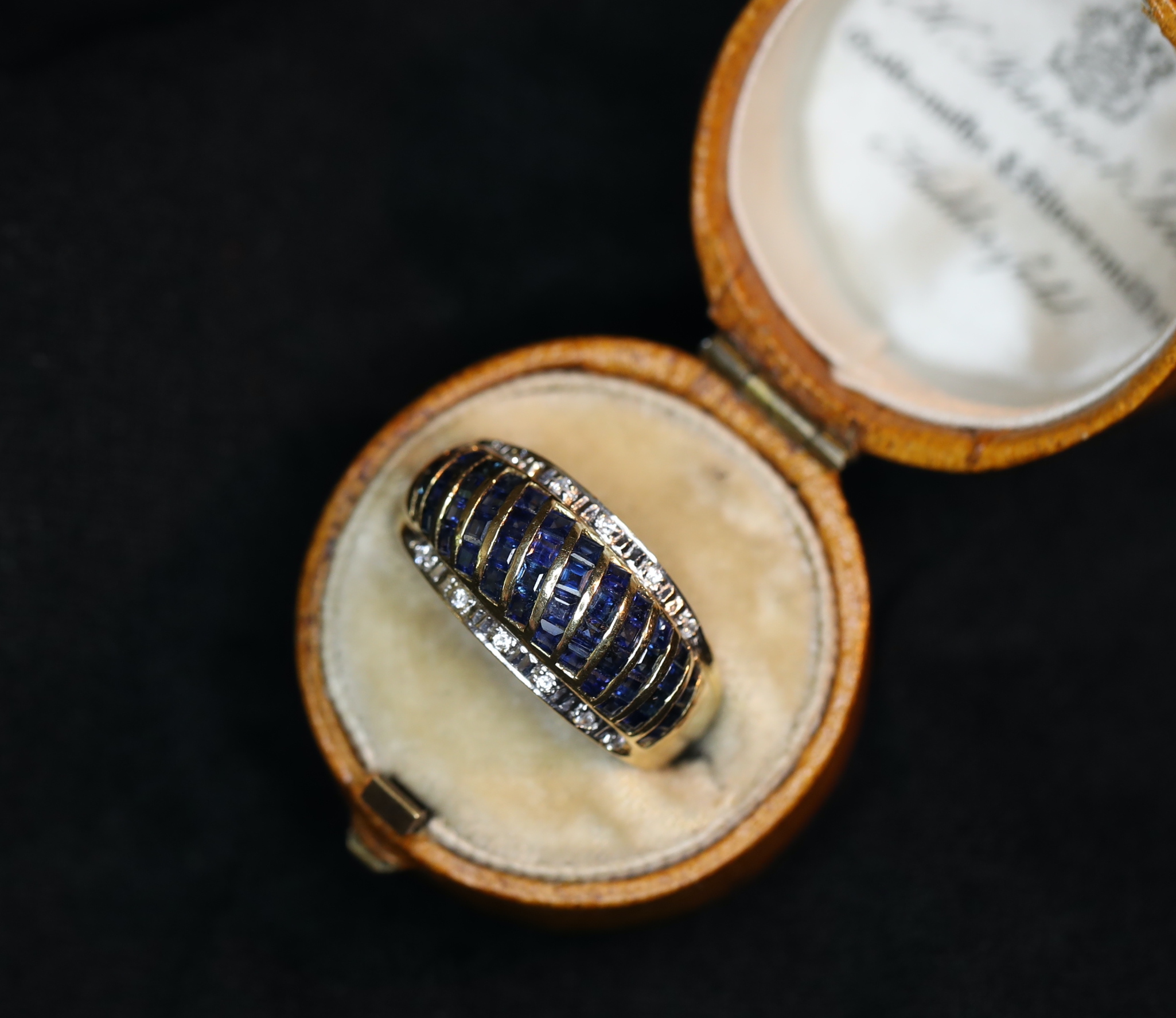 Auksinis žiedas su safyrais