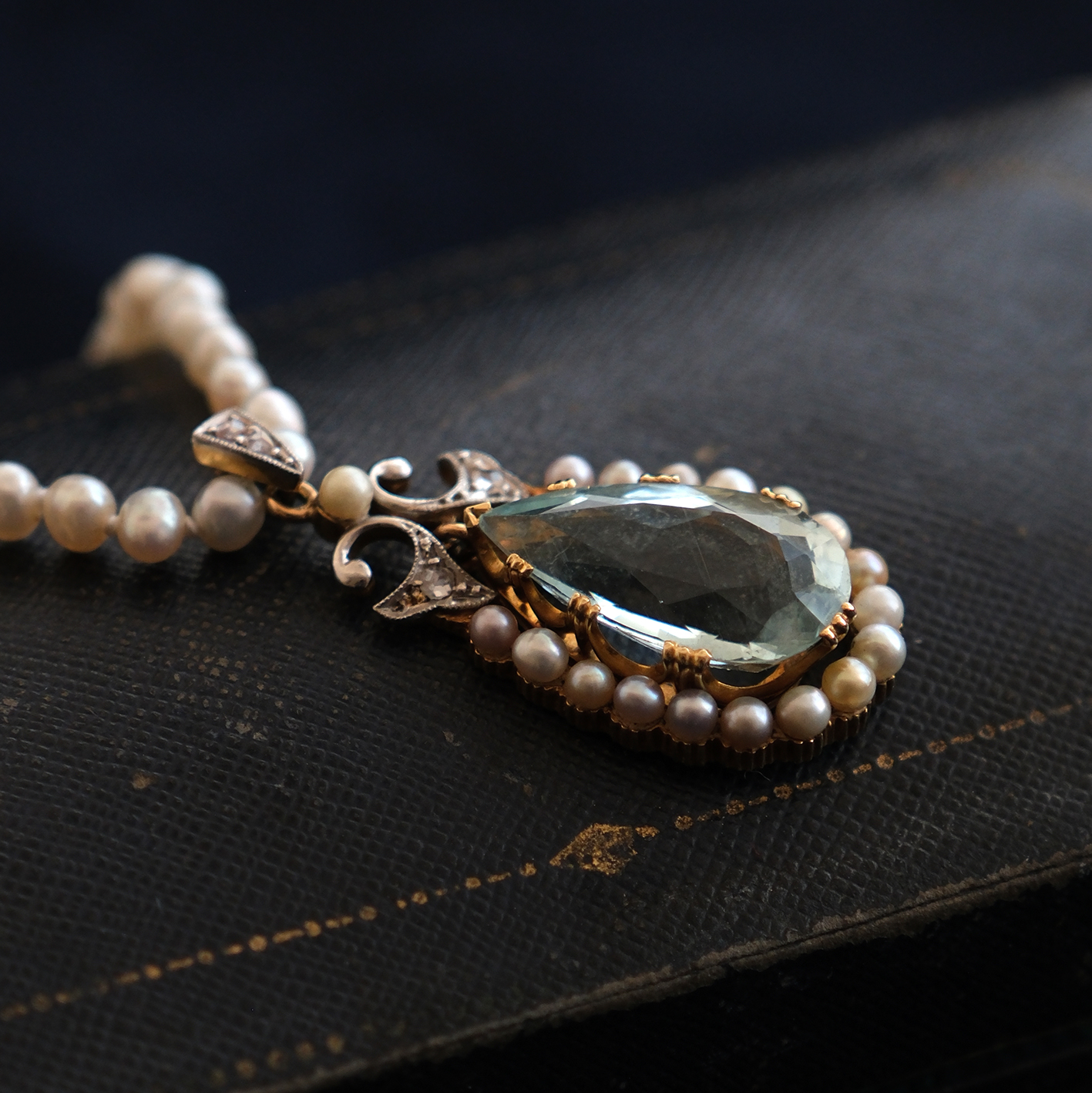 Platina puoštas geltono aukso koljė su akvamarinu ir deimantais