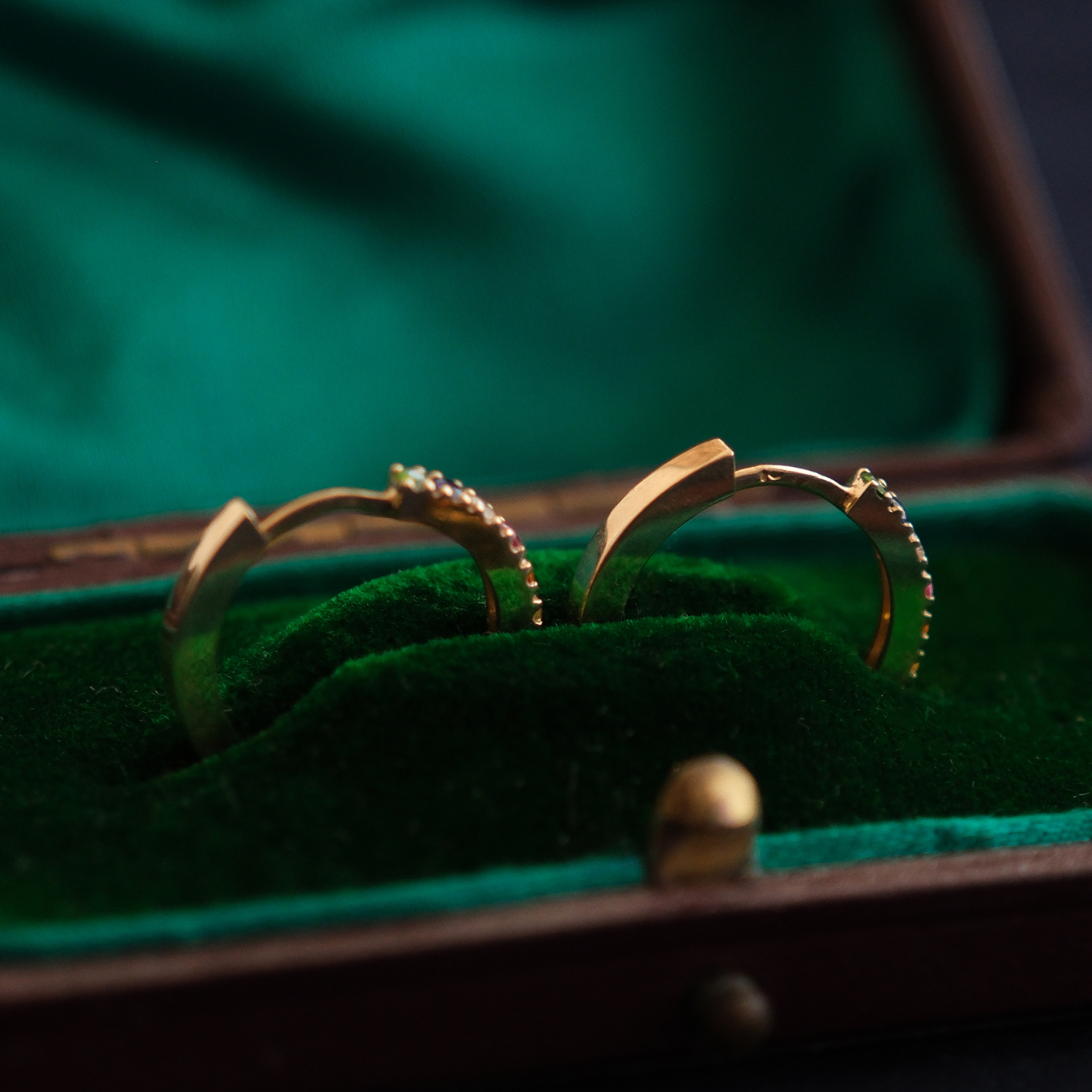 Geltono aukso auskarai su įvairiaspalviais brangakmeniais