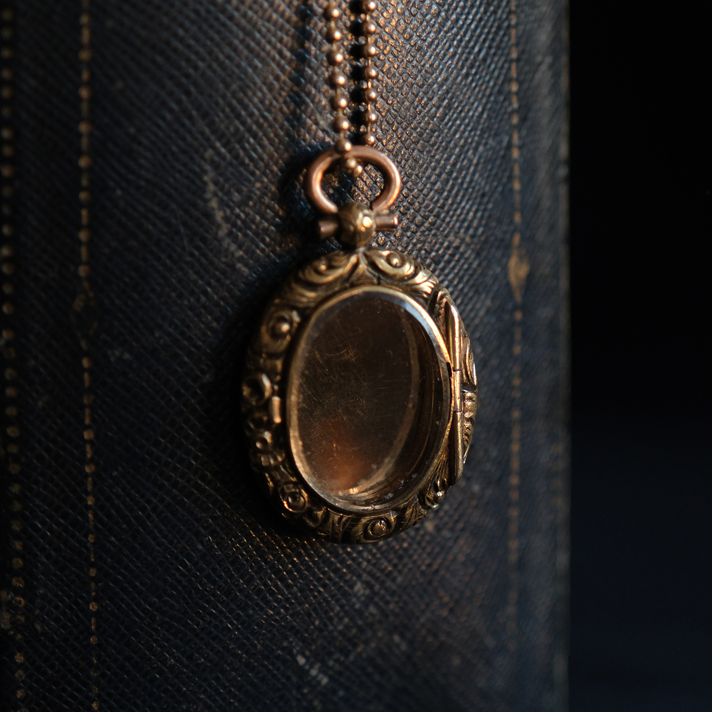 Geltono aukso atsidarantis pakabukas