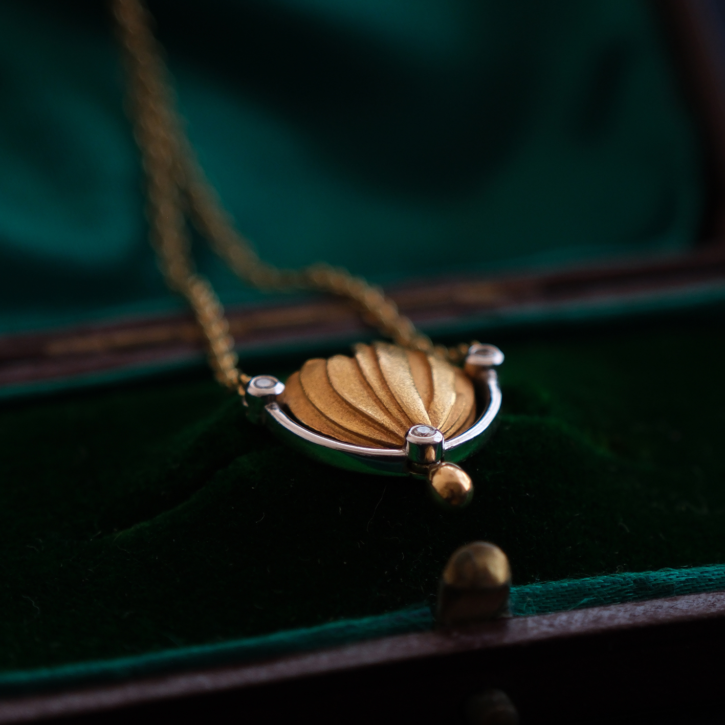 SOLD Geltono ir balto aukso pakabukas su deimantais