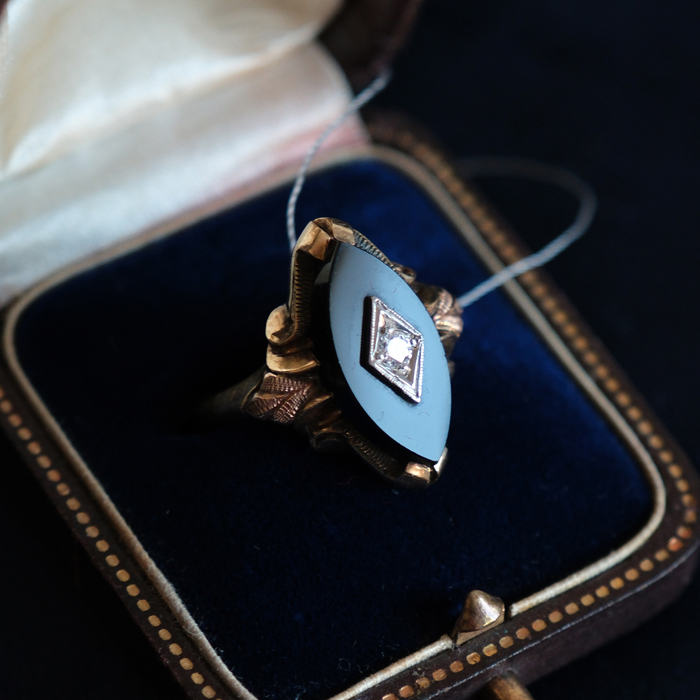 Aukso žiedas su deimantu ir chalcedono plokštele